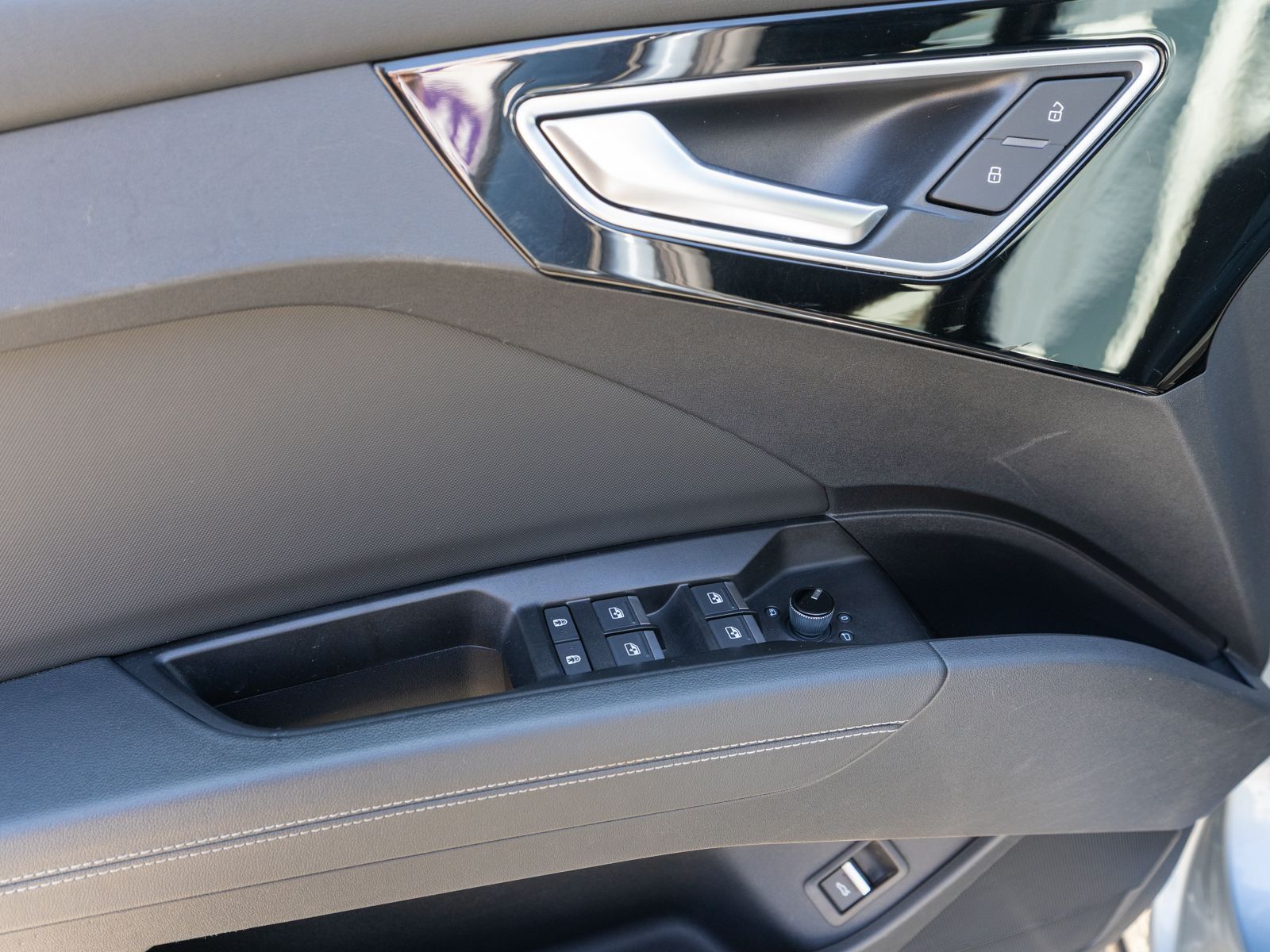 Fahrzeugabbildung Audi Q4 45 e-tron quattro LED Navi PDC SHZ GRA VC