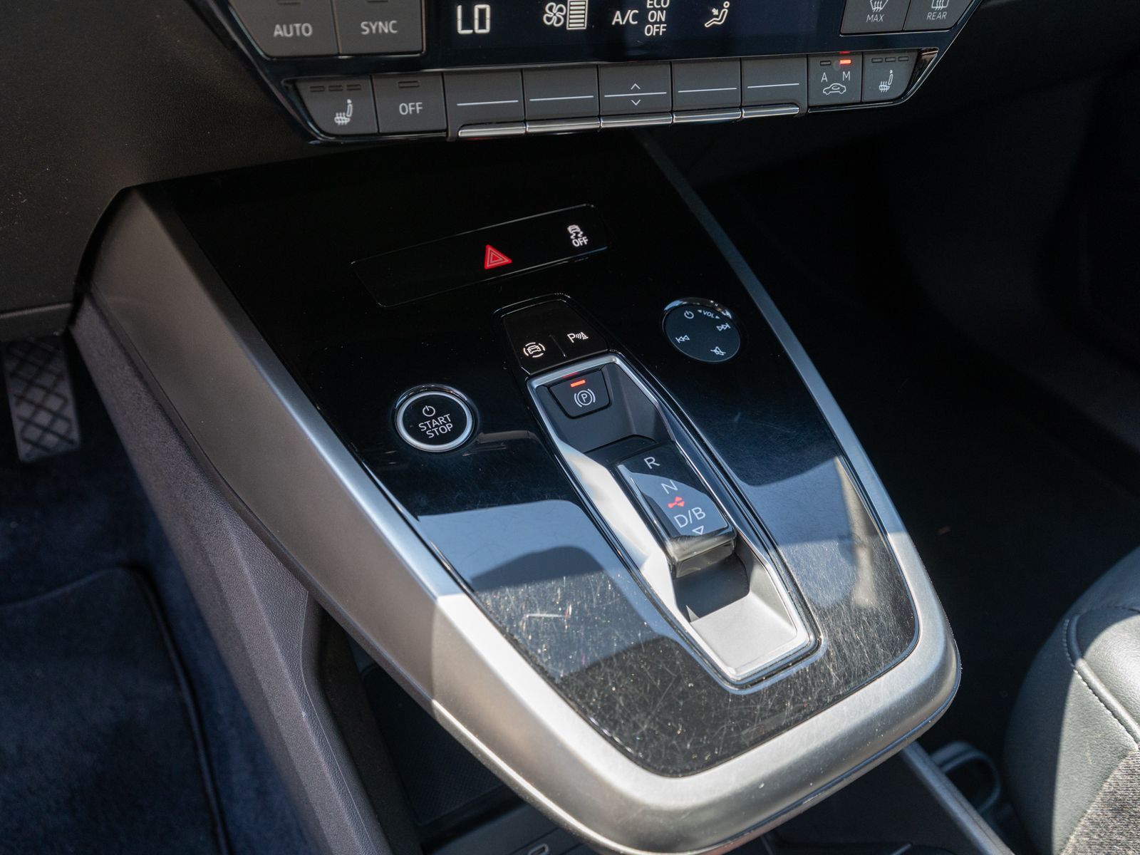 Fahrzeugabbildung Audi Q4 45 e-tron quattro LED Navi PDC SHZ GRA VC