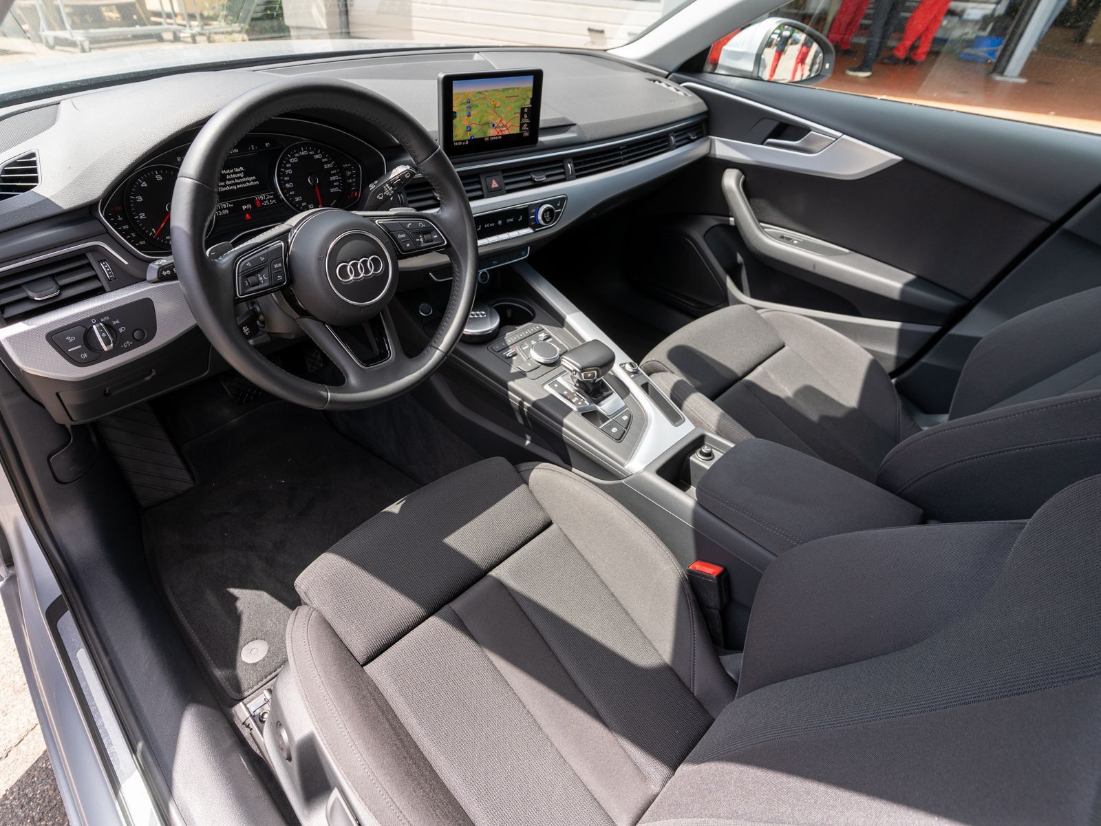 Fahrzeugabbildung Audi A4 Avant sport 35 TFSI S tronic LED SHZ PDC AHK