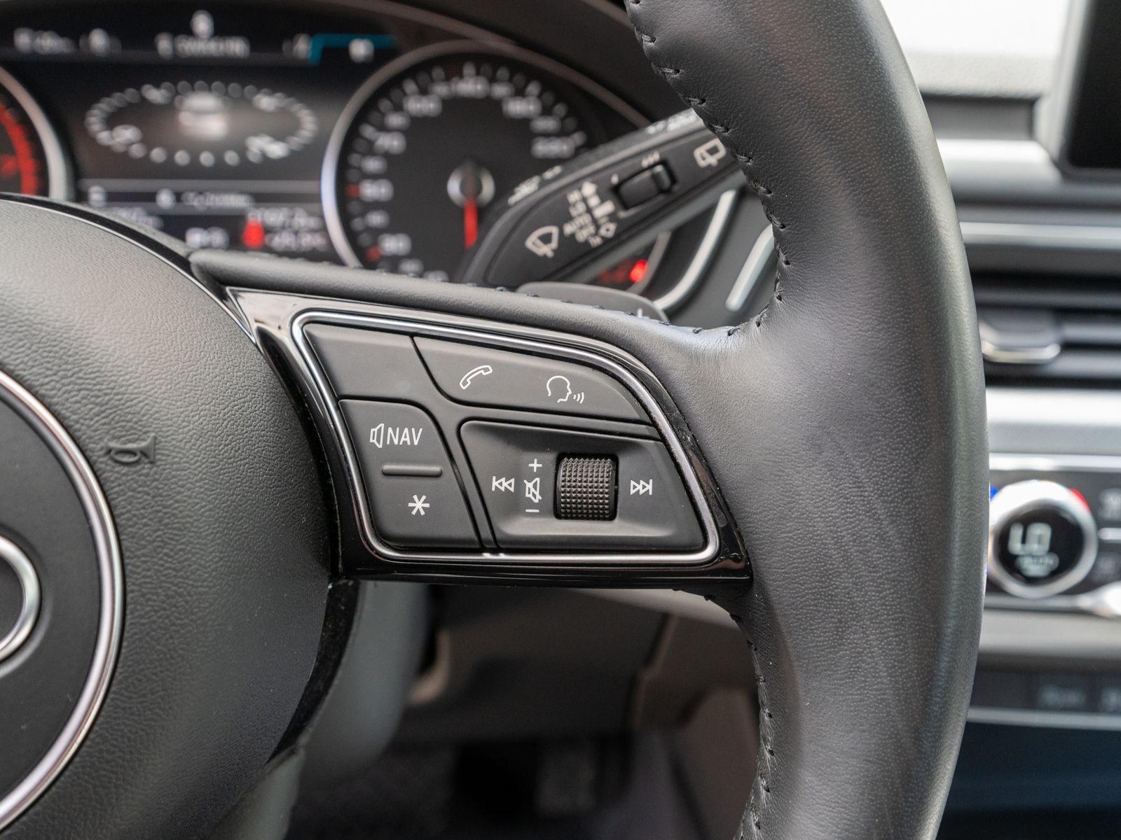 Fahrzeugabbildung Audi A4 Avant sport 35 TFSI S tronic LED SHZ PDC AHK