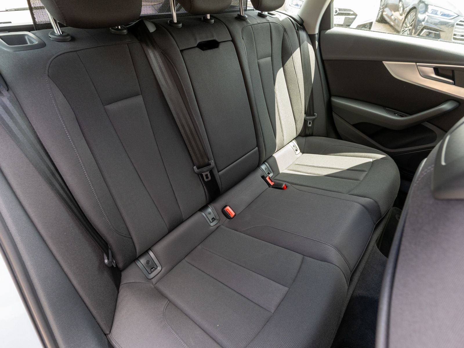 Fahrzeugabbildung Audi A4 Avant sport 35 TFSI S tronic LED SHZ PDC AHK