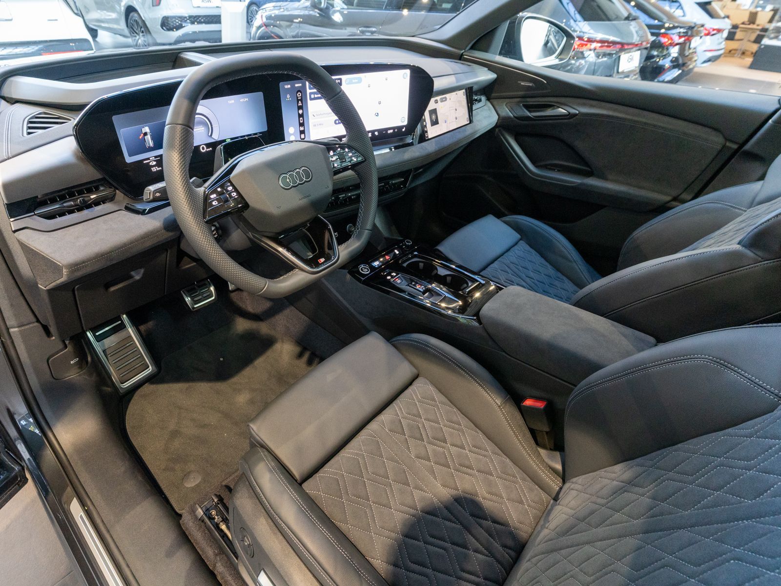 Fahrzeugabbildung Audi Q6 SUV e-tron performance HUD B&O PANO 360° AHK