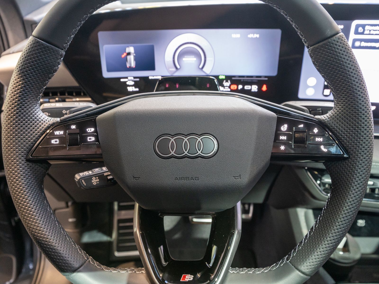 Fahrzeugabbildung Audi Q6 SUV e-tron performance HUD B&O PANO 360° AHK