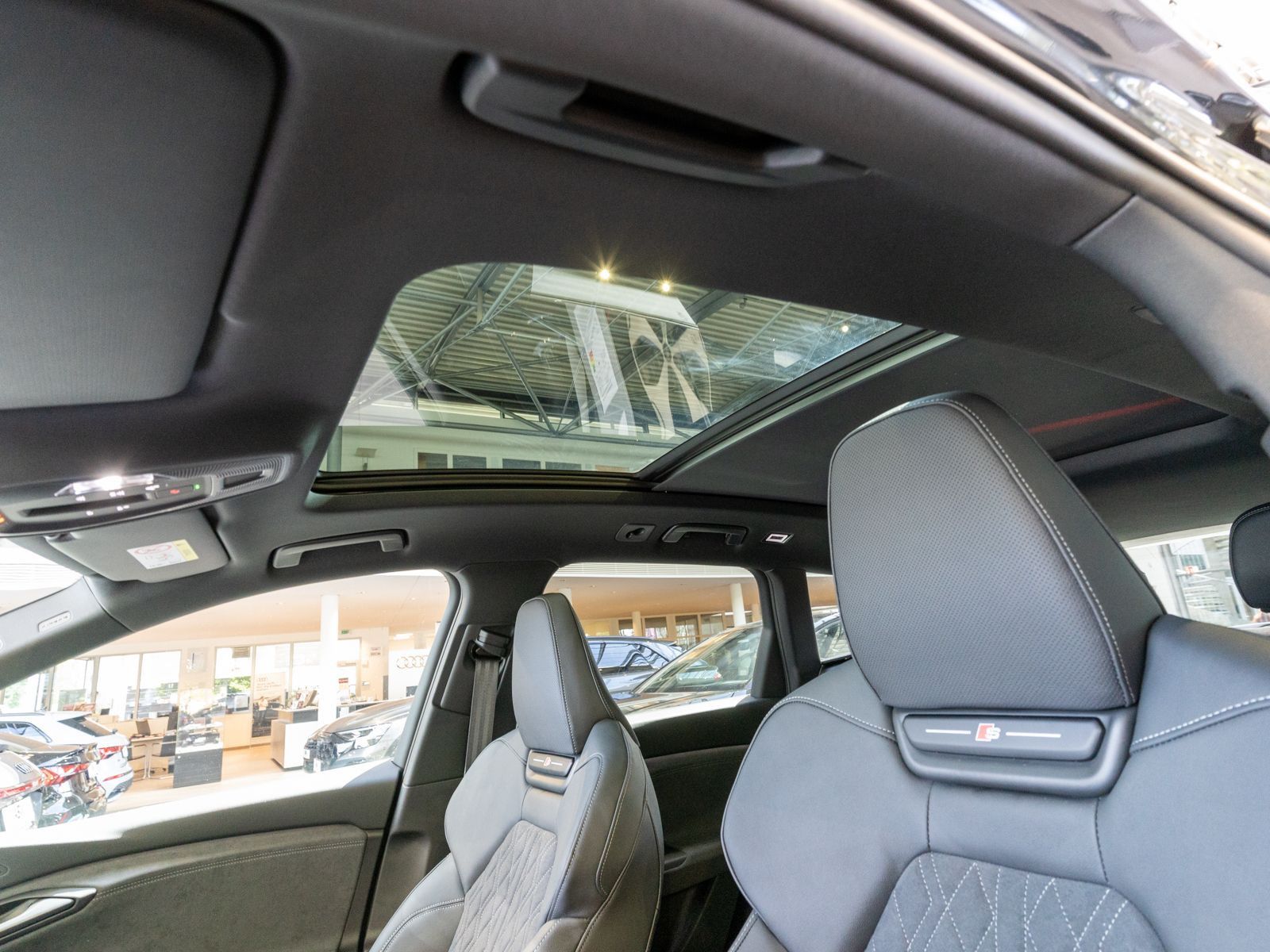 Fahrzeugabbildung Audi Q6 SUV e-tron performance HUD B&O PANO 360° AHK