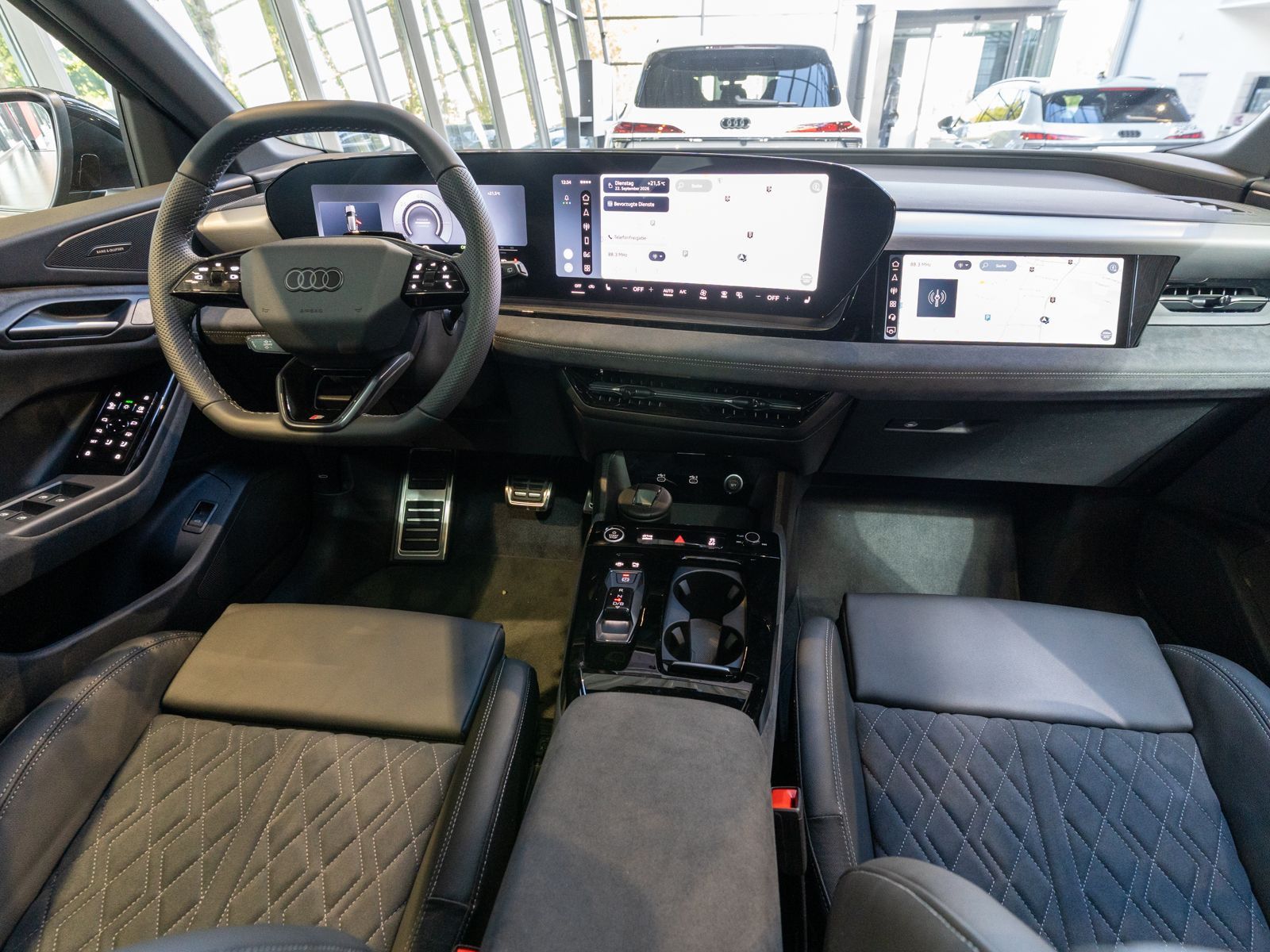 Fahrzeugabbildung Audi Q6 SUV e-tron performance HUD B&O PANO 360° AHK