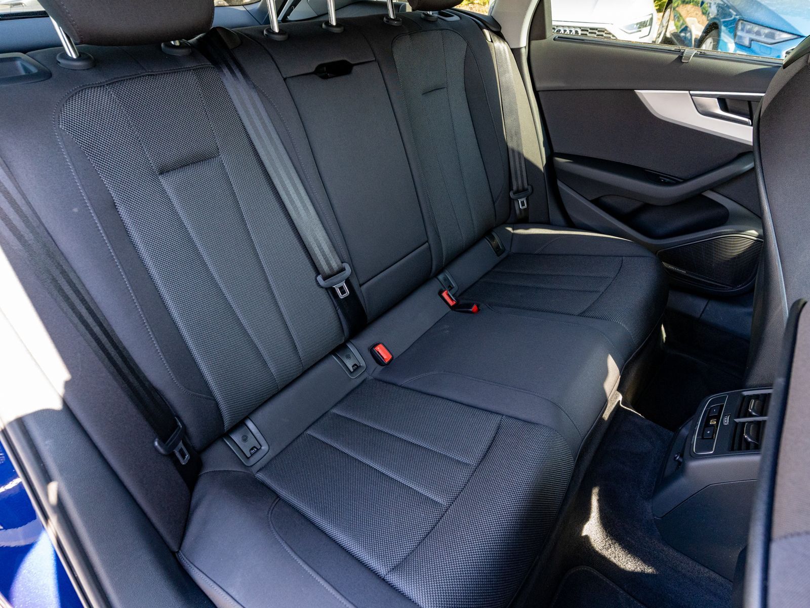 Fahrzeugabbildung Audi A4 Avant advanced 40TDI quattro NAVI LED B&O AHK