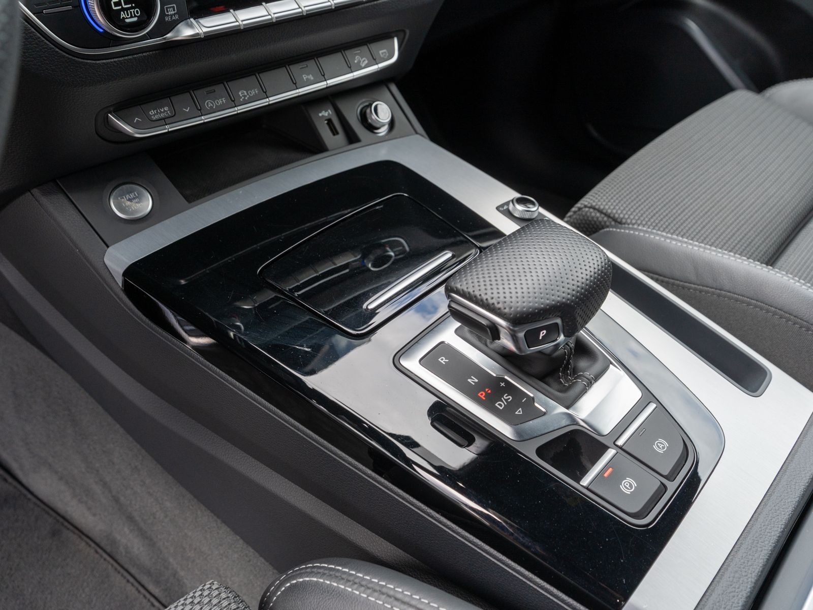 Fahrzeugabbildung Audi Q5 S line 2.0TDI quattr Stronic LED Navi SHZ RFK
