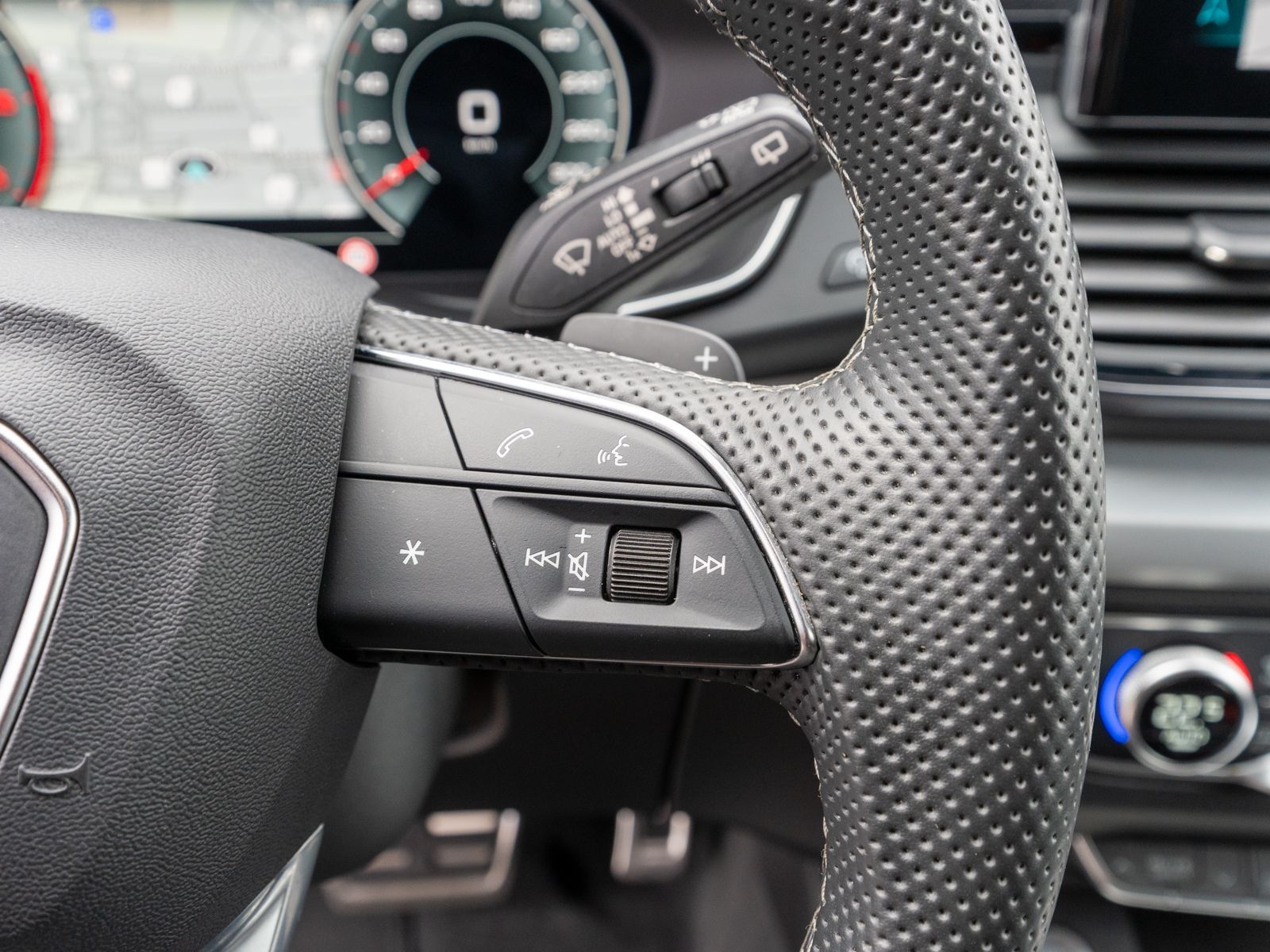 Fahrzeugabbildung Audi Q5 S line 2.0TDI quattr Stronic LED Navi SHZ RFK
