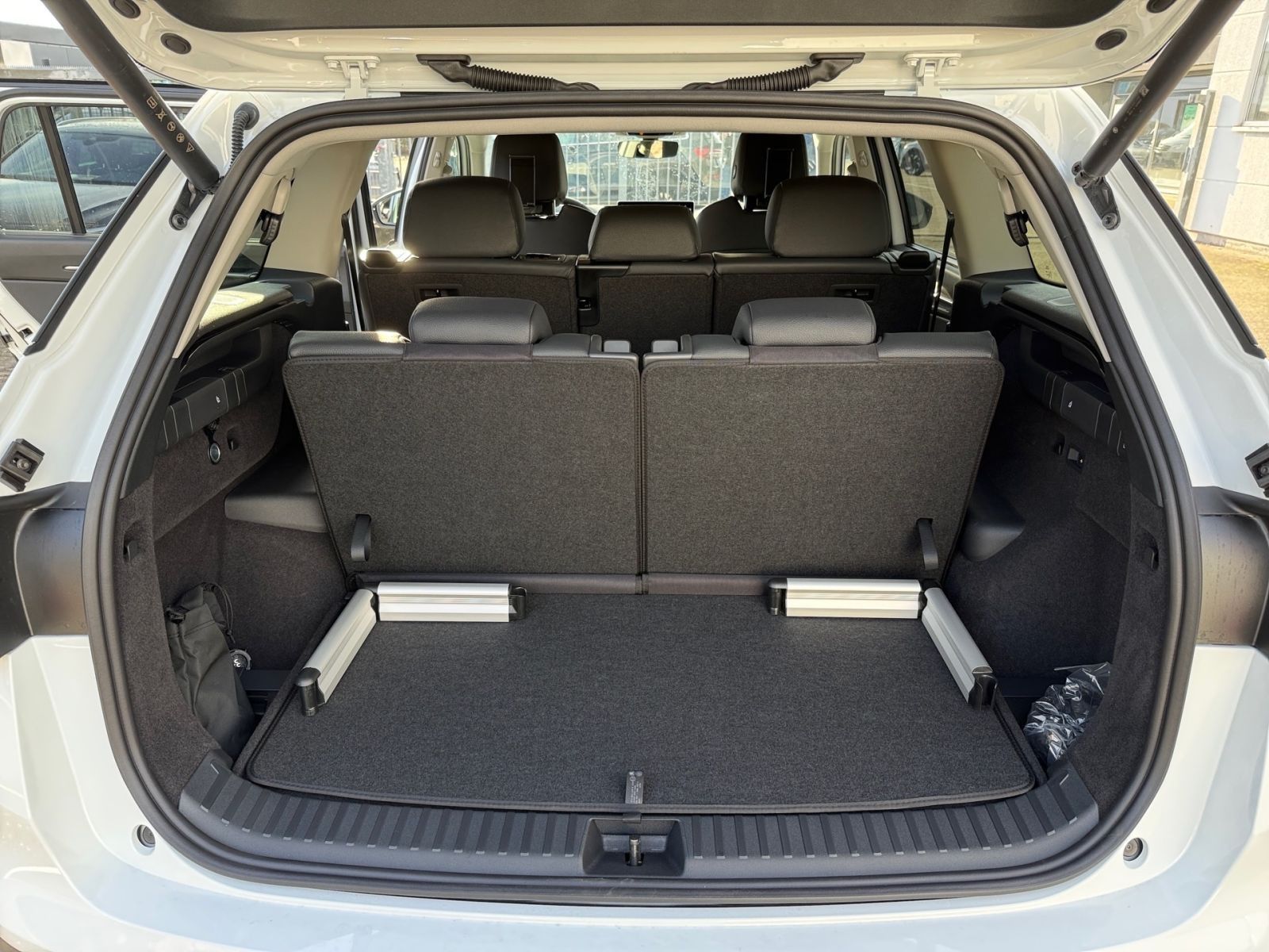Fahrzeugabbildung SKODA Kodiaq Selection 2,0 TDI 193PS DSG 4x4 360° AHK