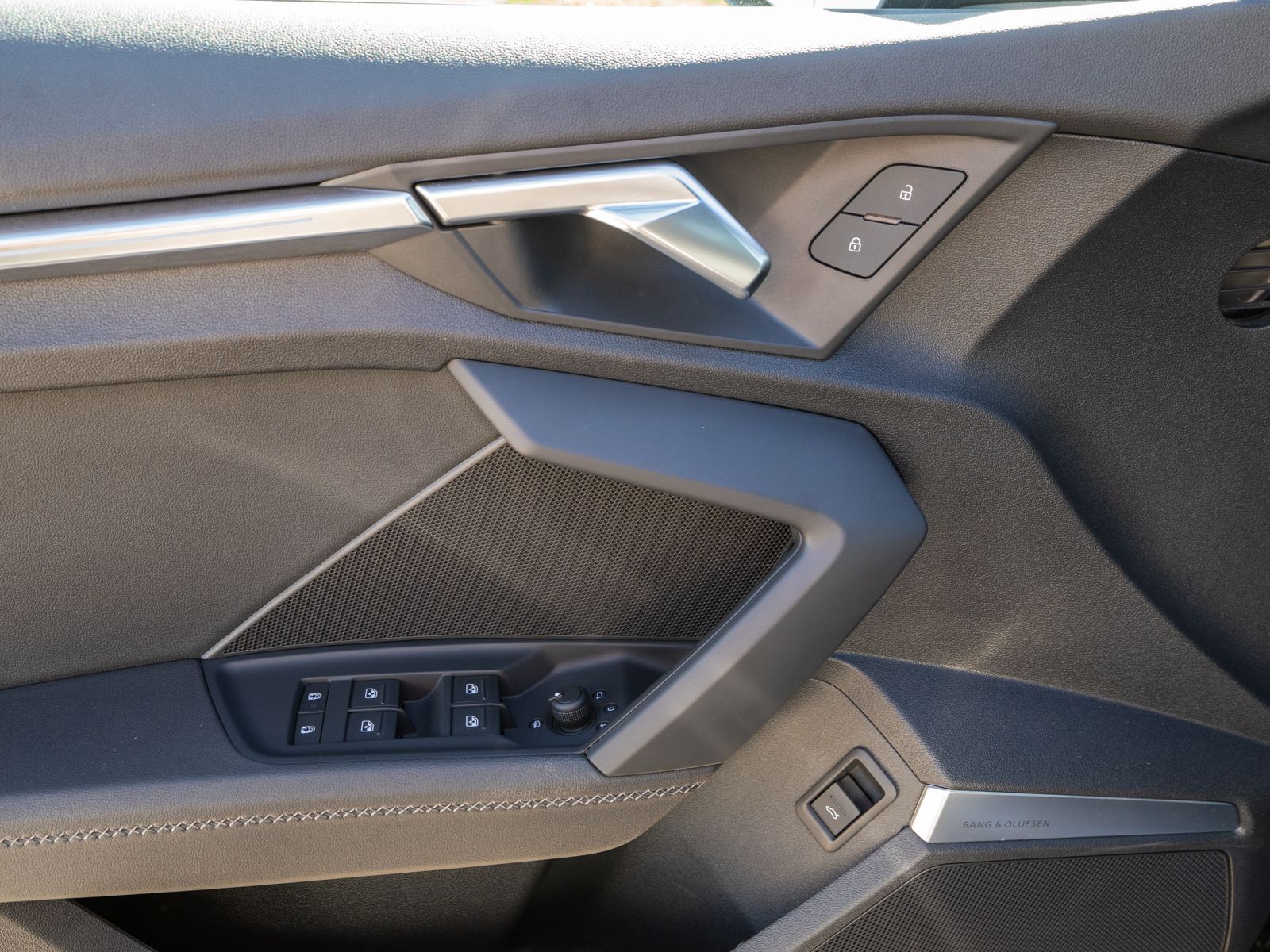 Fahrzeugabbildung Audi A3 Sportback S line 30TFSI NAVI LED STANDHZ ACC