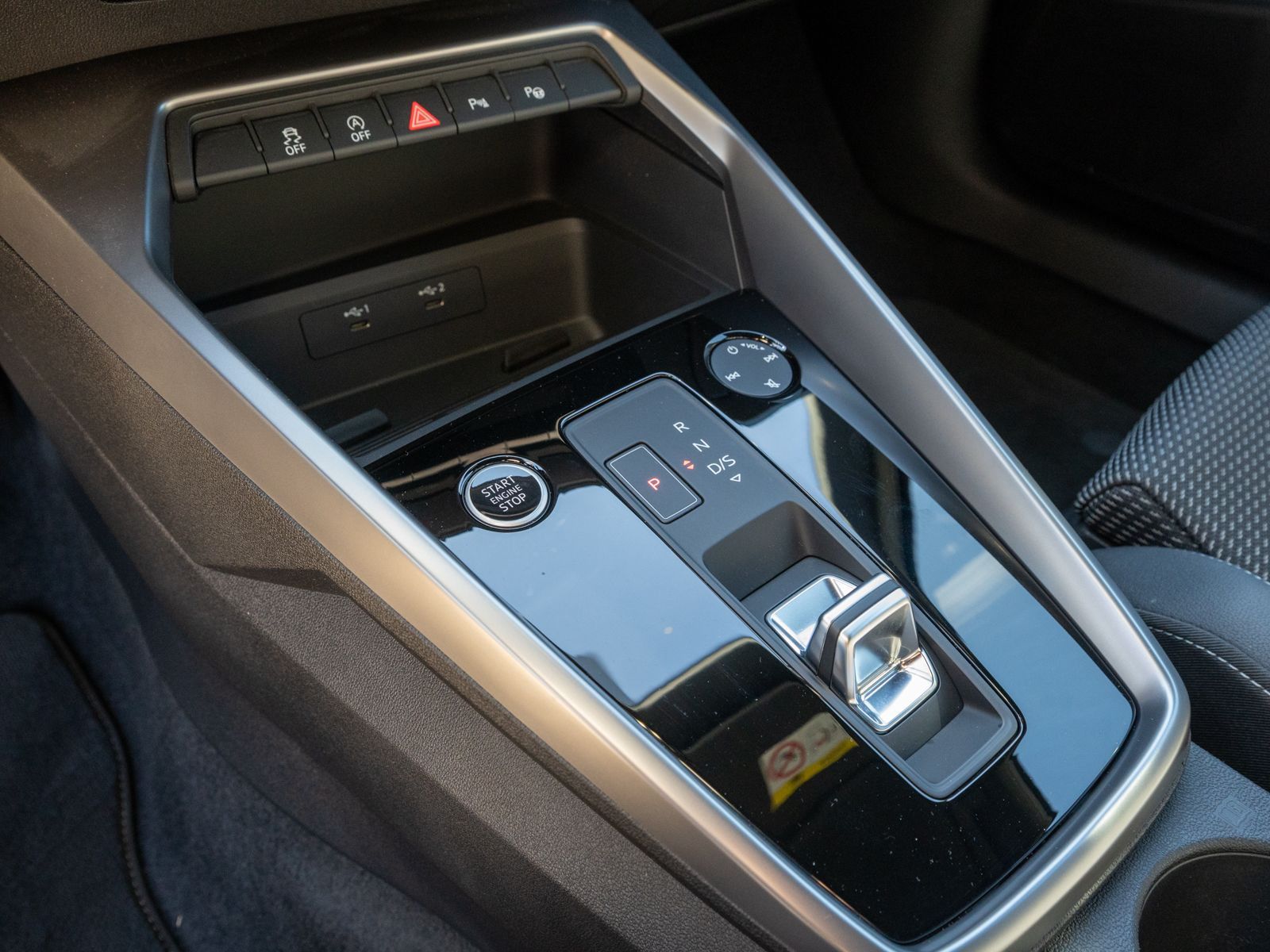 Fahrzeugabbildung Audi A3 Sportback S line 30TFSI NAVI LED STANDHZ ACC