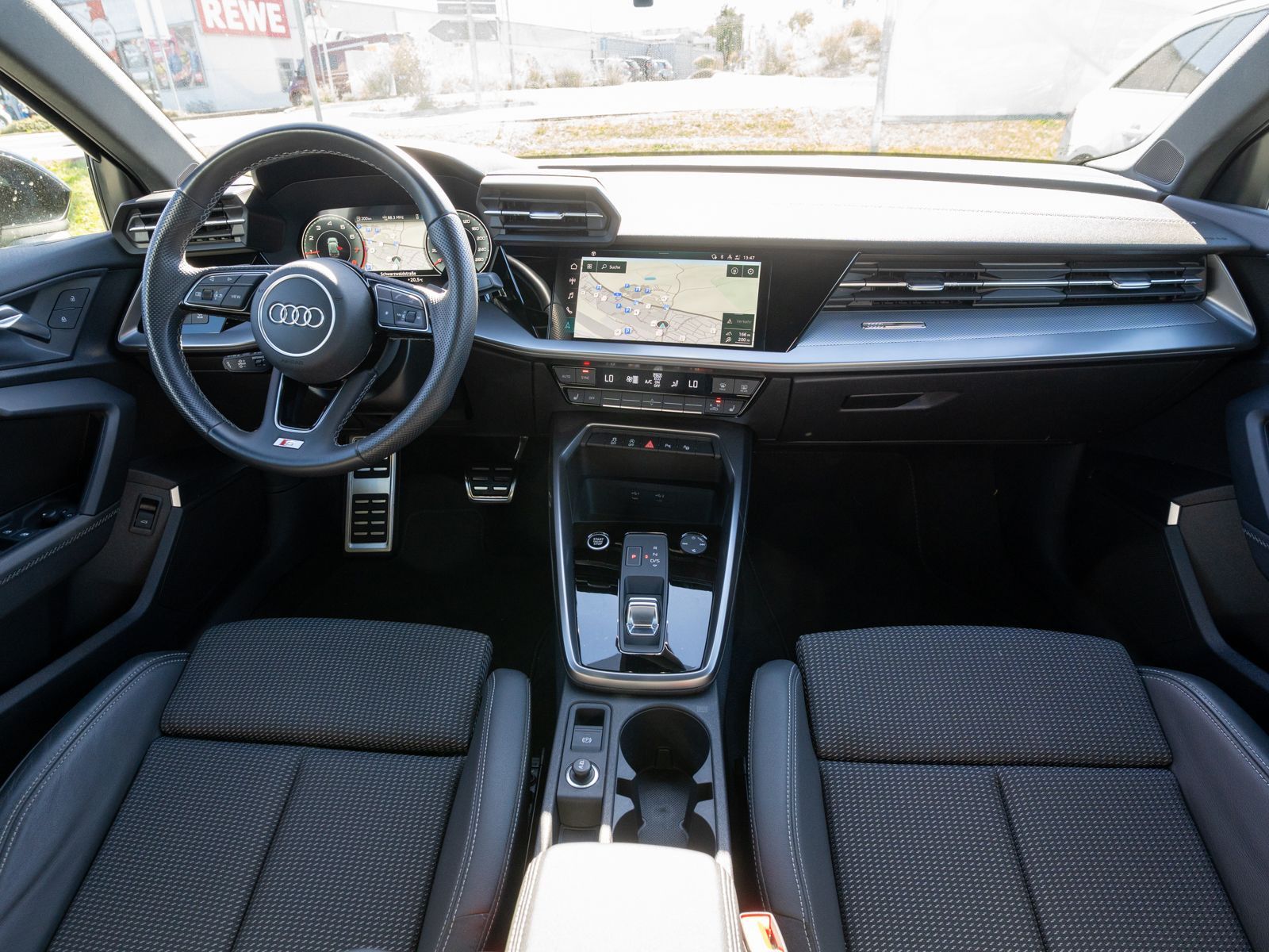 Fahrzeugabbildung Audi A3 Sportback S line 30TFSI NAVI LED STANDHZ ACC