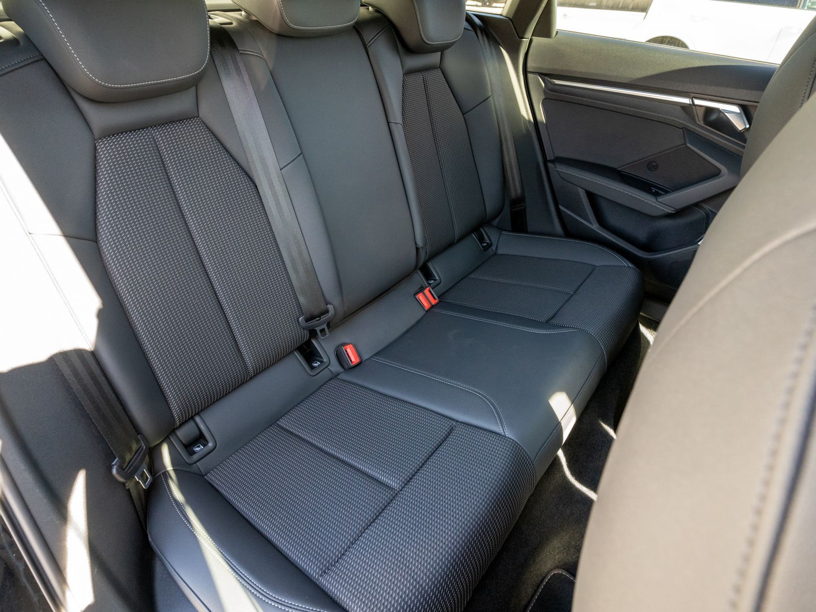 Fahrzeugabbildung Audi A3 Sportback S line 30TFSI NAVI LED STANDHZ ACC