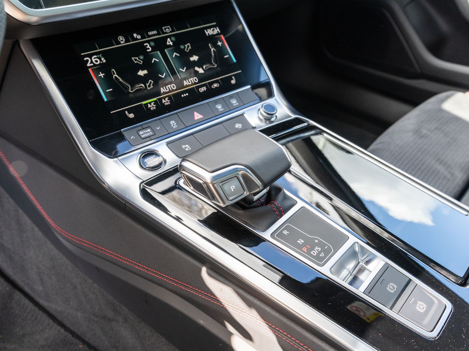 Fahrzeugabbildung Audi A6 Avant S line 55TFSI quattr Stron PANO RFK ACC