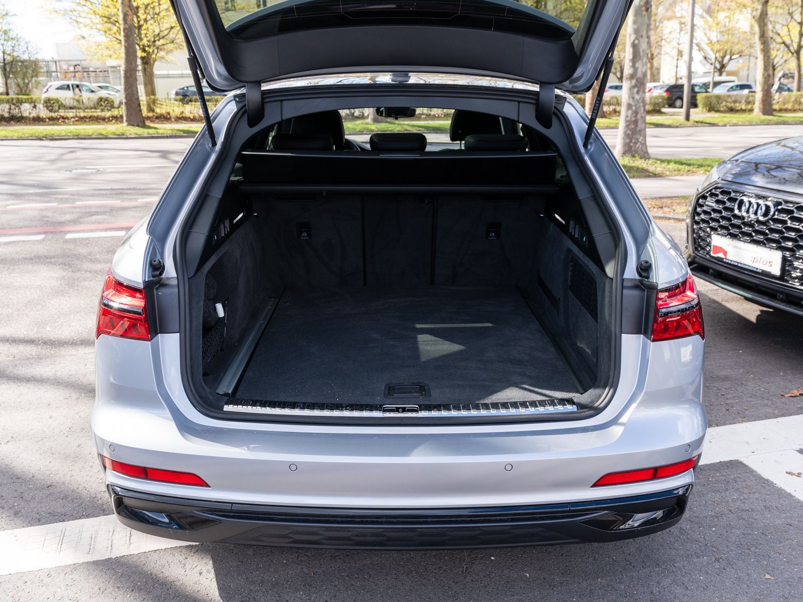 Fahrzeugabbildung Audi A6 Avant S line 55TFSI quattr Stron PANO RFK ACC