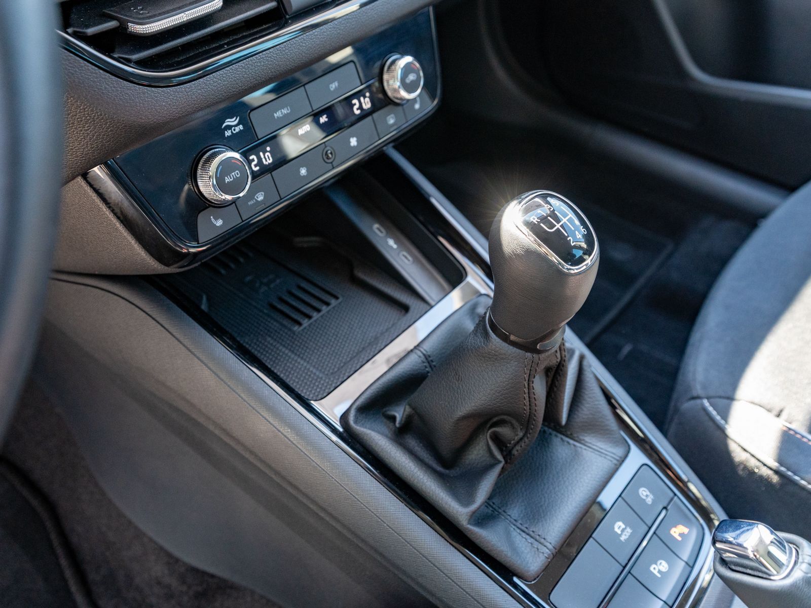 Fahrzeugabbildung SKODA Scala Tour 1.5TSI 6-Gang LED Navi RFK PDC SHZ