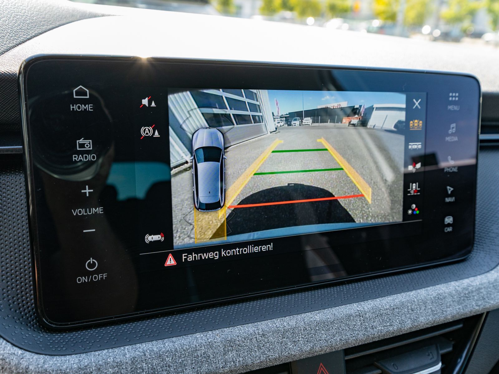 Fahrzeugabbildung SKODA Scala Tour 1.5TSI 6-Gang LED Navi RFK PDC SHZ