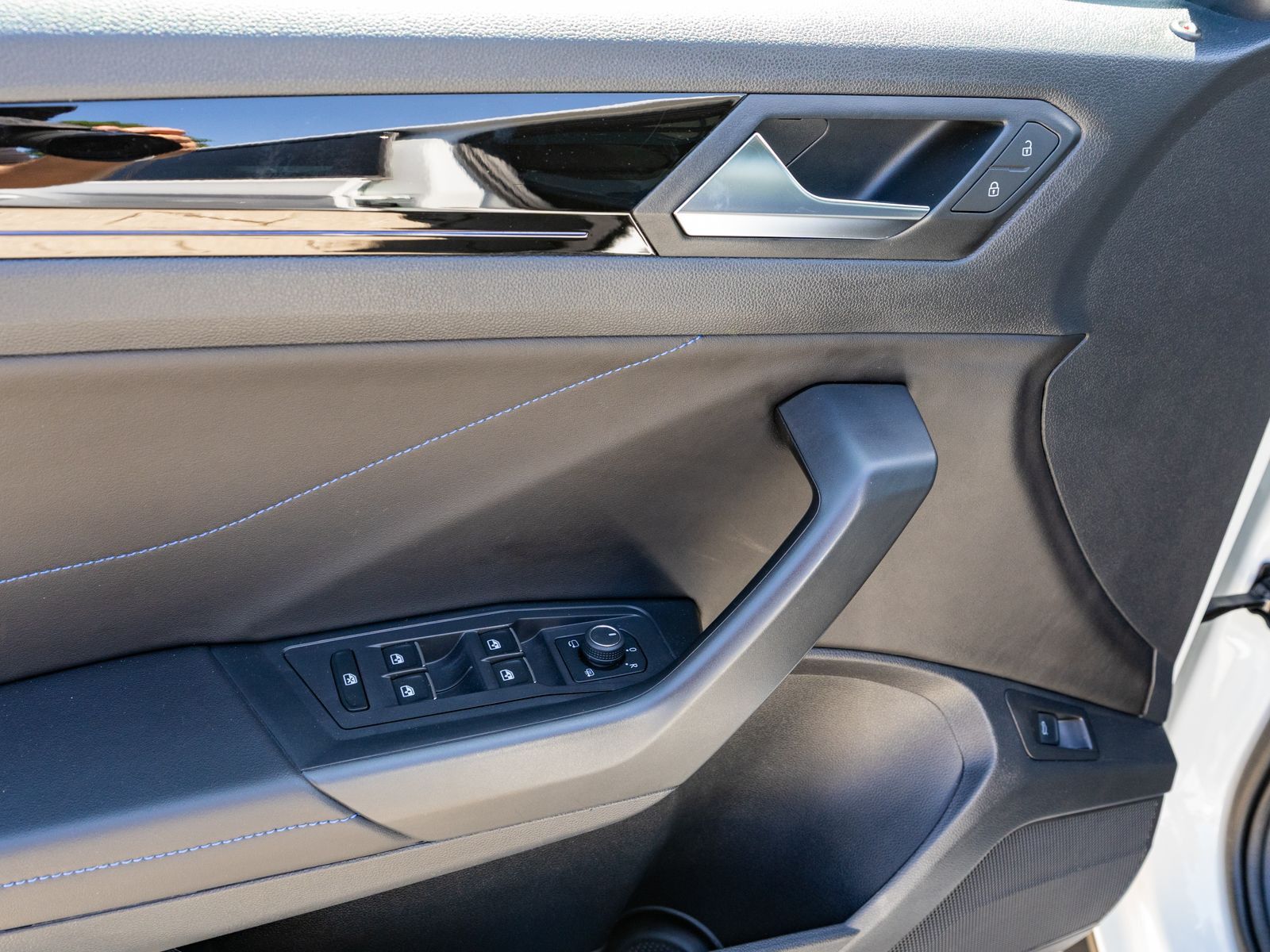 Fahrzeugabbildung Volkswagen T-Roc R 2.0TSI 4M DSG LED Nav RFK PANO AHK beats