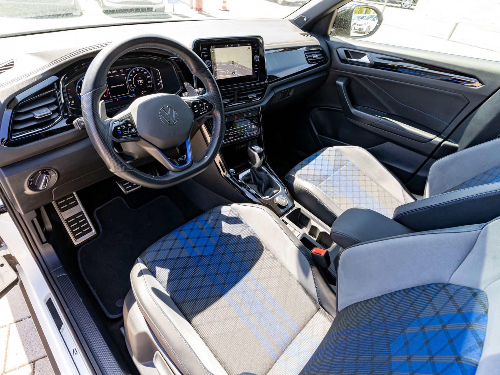 Fahrzeugabbildung Volkswagen T-Roc R 2.0TSI 4M DSG LED Nav RFK PANO AHK beats