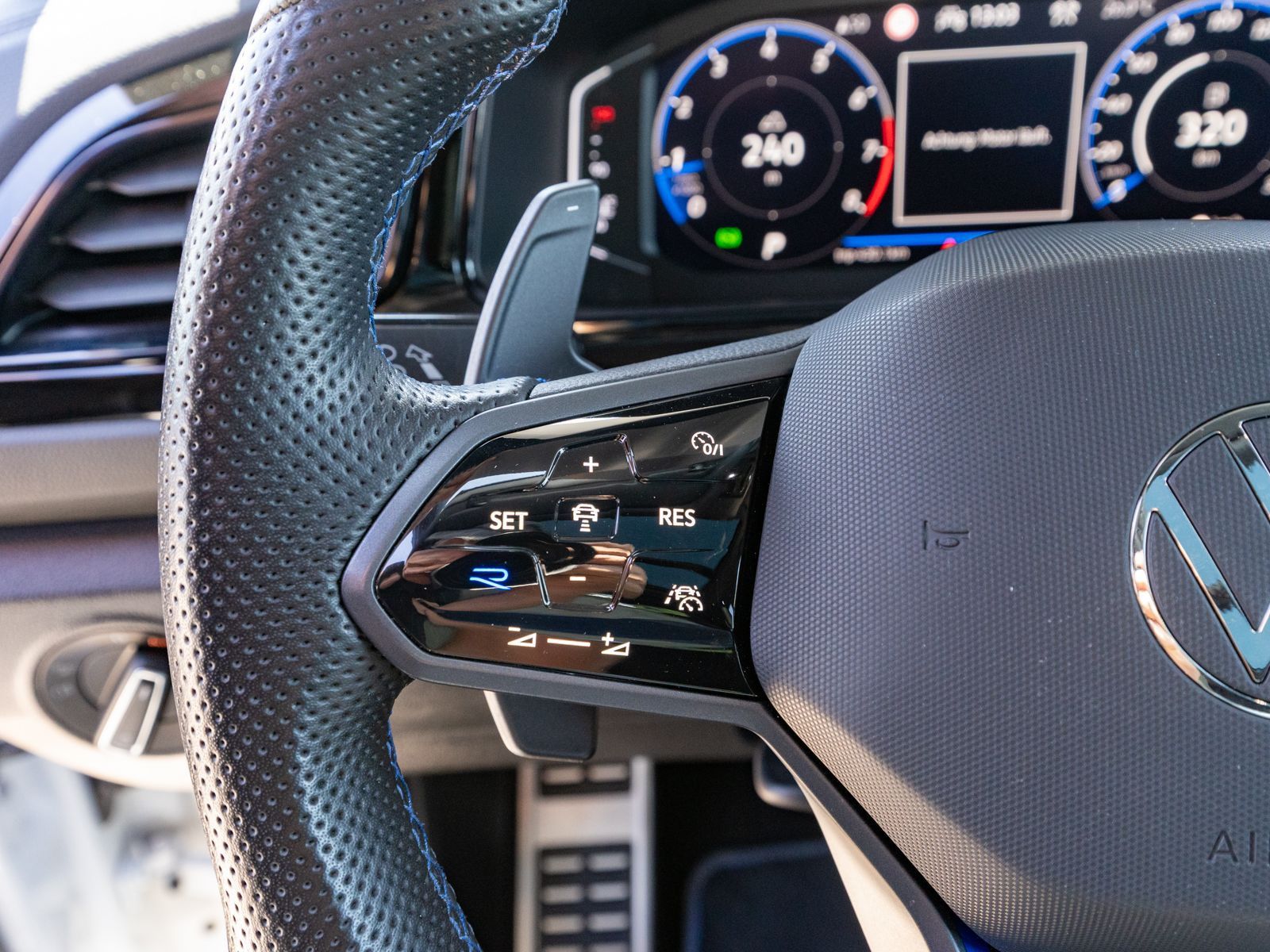 Fahrzeugabbildung Volkswagen T-Roc R 2.0TSI 4M DSG LED Nav RFK PANO AHK beats