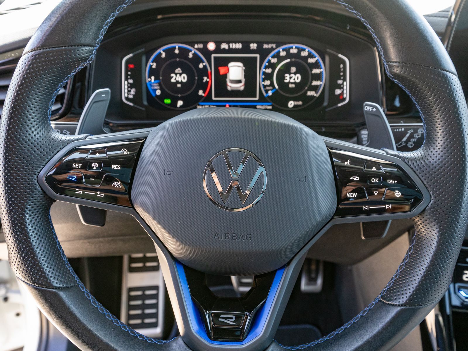 Fahrzeugabbildung Volkswagen T-Roc R 2.0TSI 4M DSG LED Nav RFK PANO AHK beats