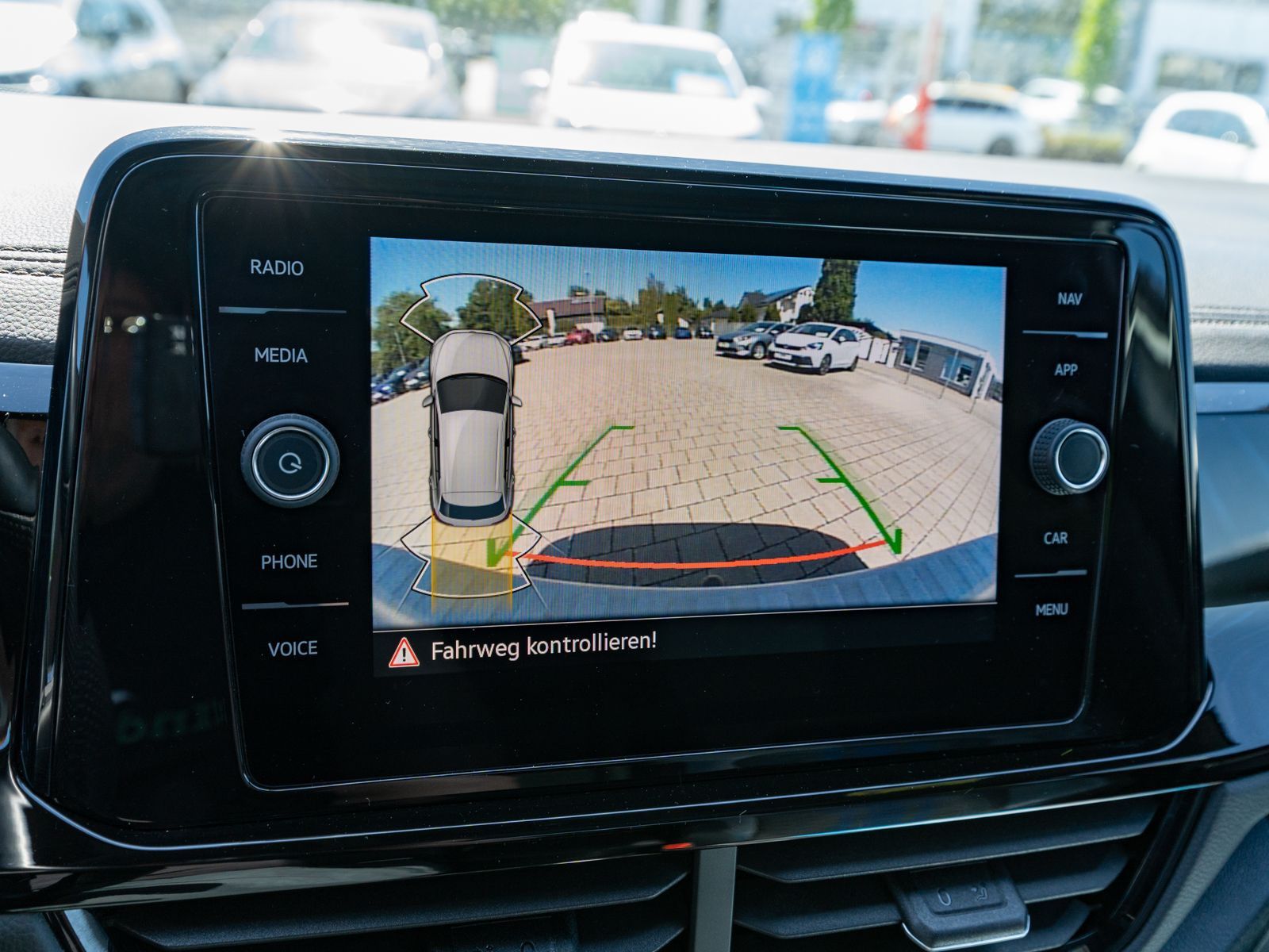 Fahrzeugabbildung Volkswagen T-Roc R 2.0TSI 4M DSG LED Nav RFK PANO AHK beats