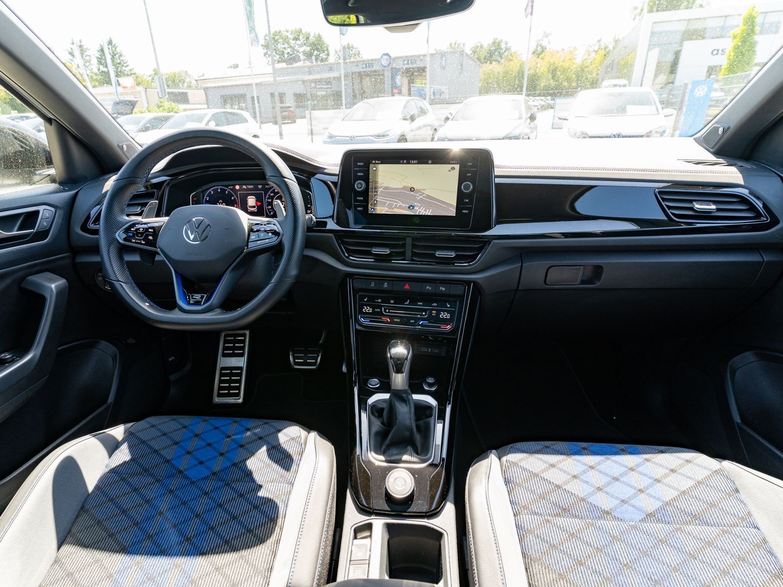 Fahrzeugabbildung Volkswagen T-Roc R 2.0TSI 4M DSG LED Nav RFK PANO AHK beats