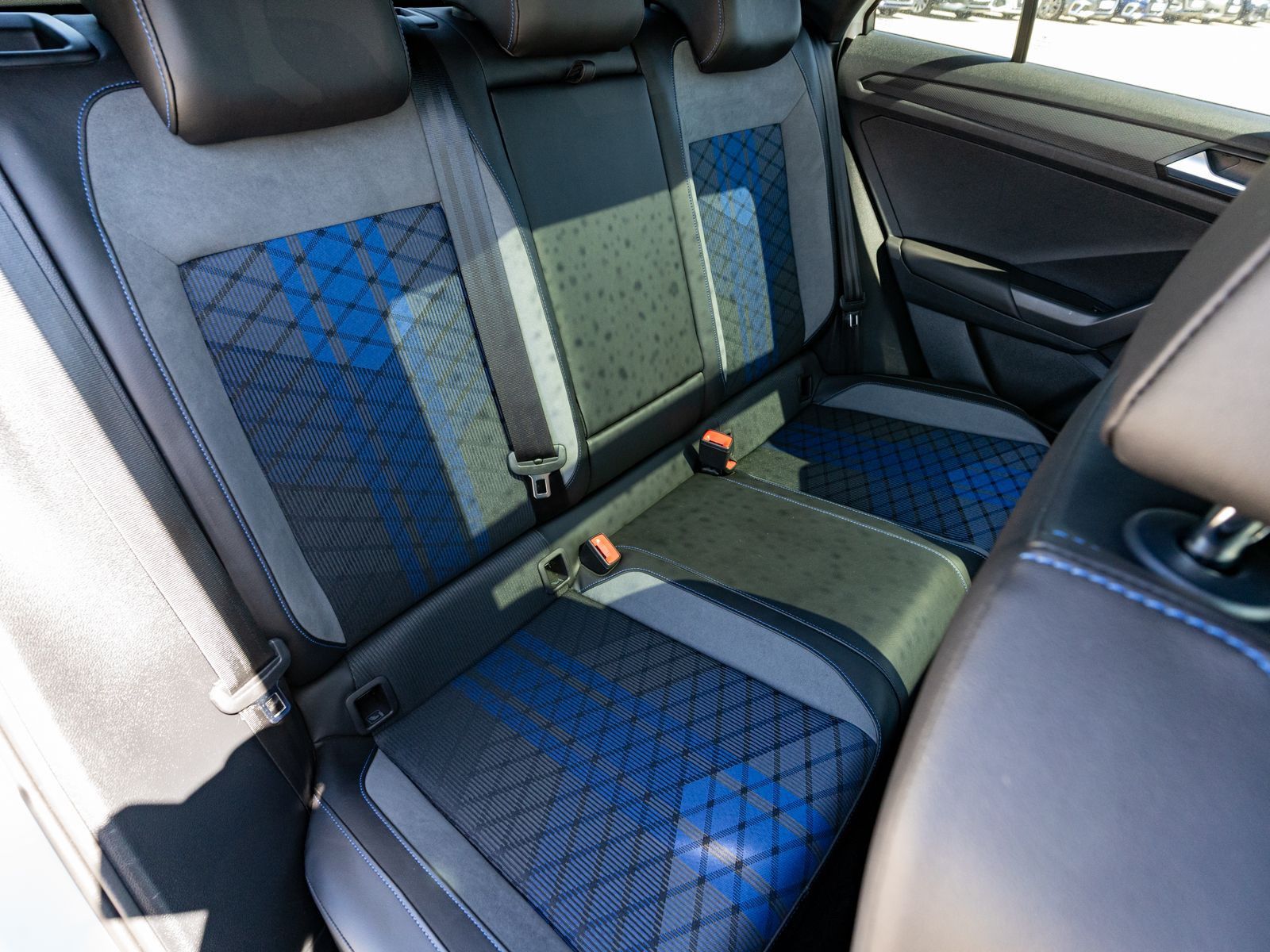 Fahrzeugabbildung Volkswagen T-Roc R 2.0TSI 4M DSG LED Nav RFK PANO AHK beats