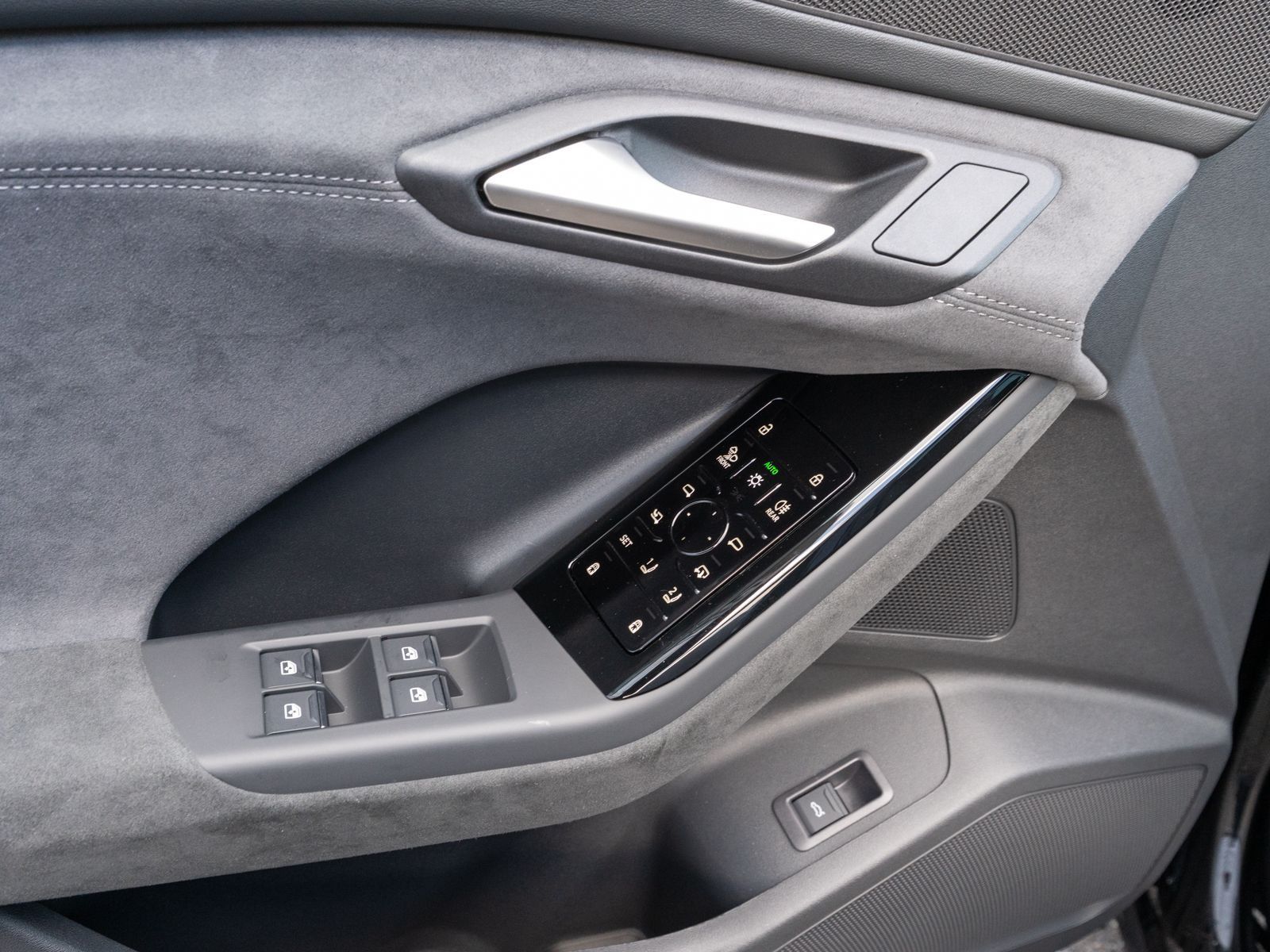 Fahrzeugabbildung Audi Q6 SUV e-tron performance PANO Anhängerkupplung