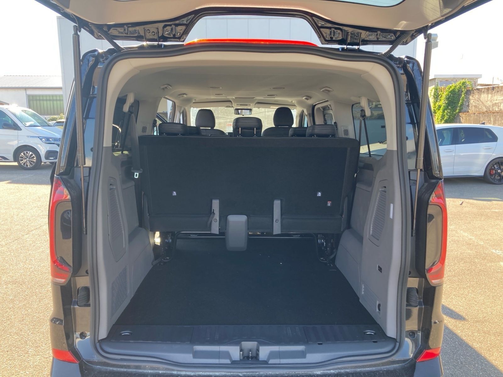 Fahrzeugabbildung Volkswagen Caravelle Style 2.0 TDI 4MOT. AHK NAVI 8-Sitzer