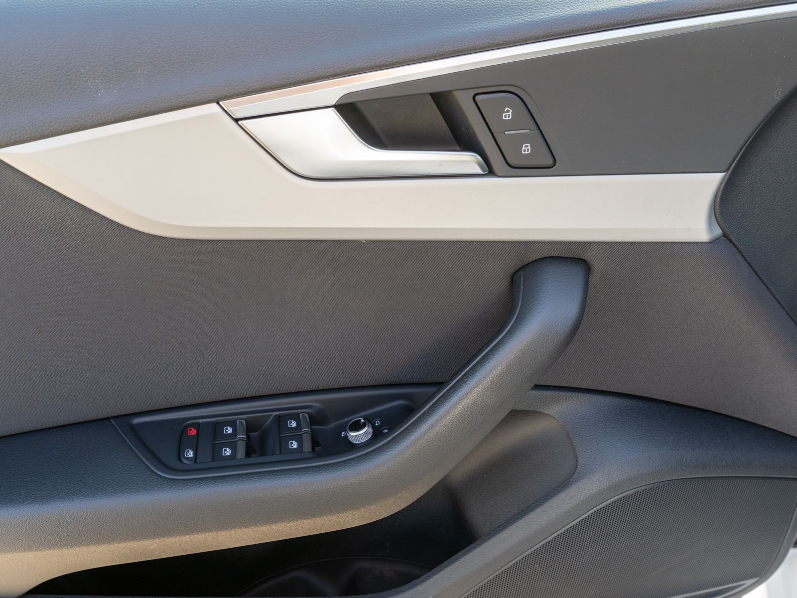 Fahrzeugabbildung Audi A4 Avant S line 35TDI Stronic NAVI LED ACC PDC