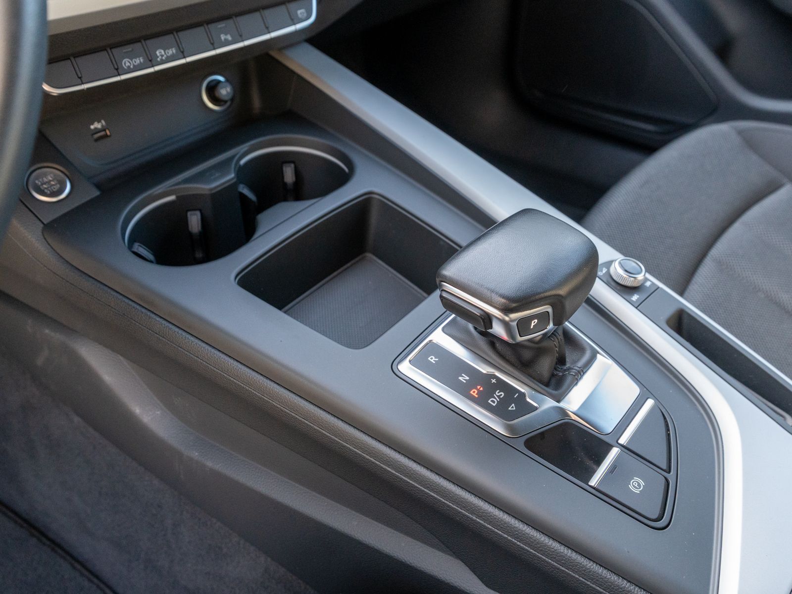 Fahrzeugabbildung Audi A4 Avant S line 35TDI Stronic NAVI LED ACC PDC