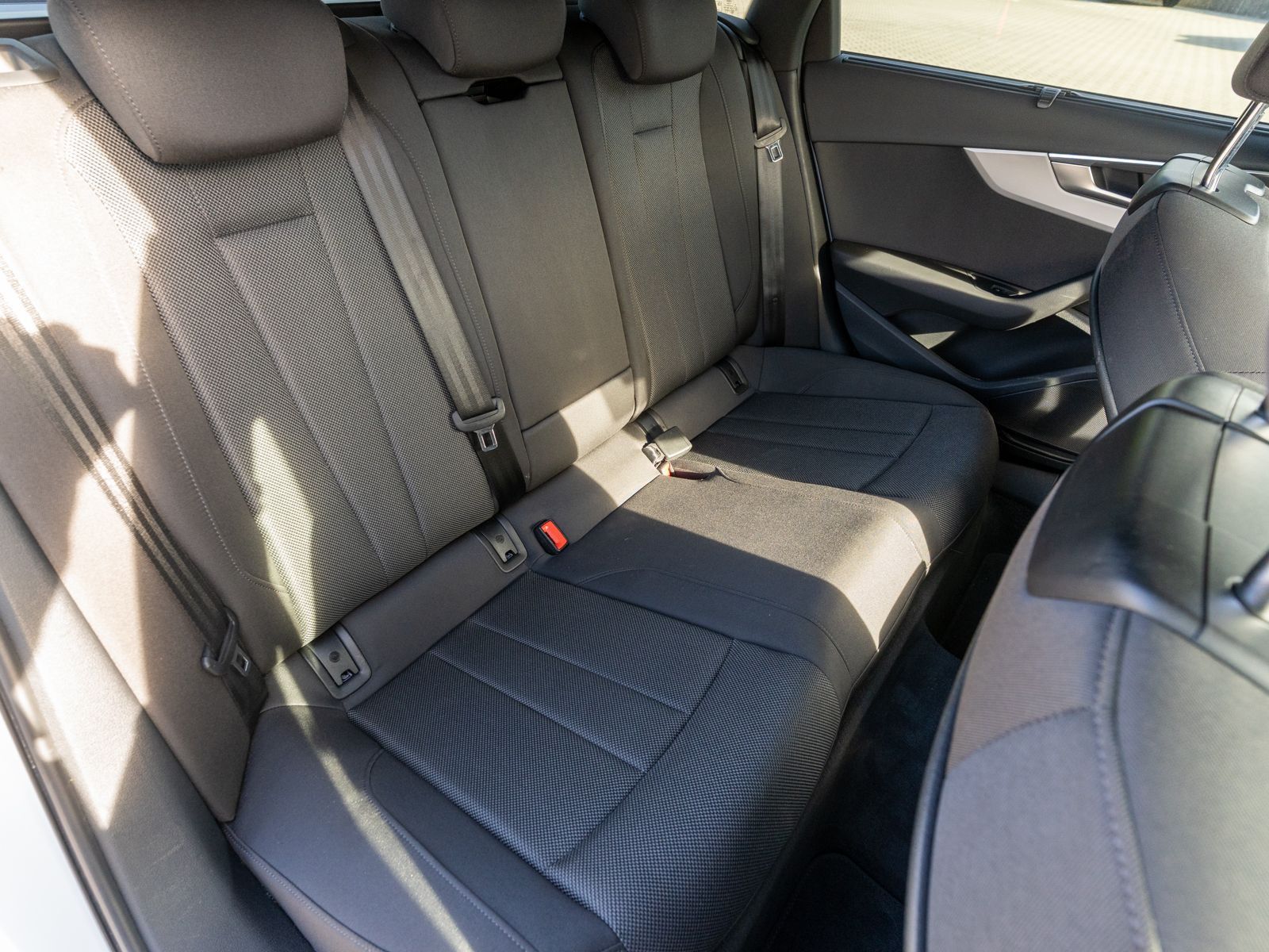 Fahrzeugabbildung Audi A4 Avant S line 35TDI Stronic NAVI LED ACC PDC