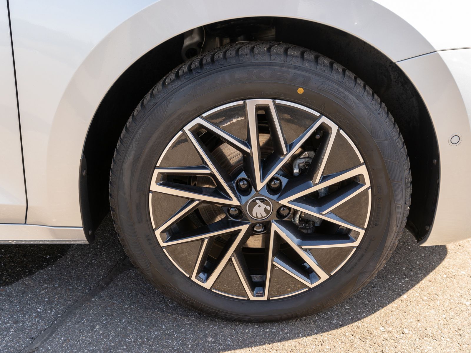 Fahrzeugabbildung SKODA Octavia Combi Selection 2.0TDI HUD PANO 360° SHZ