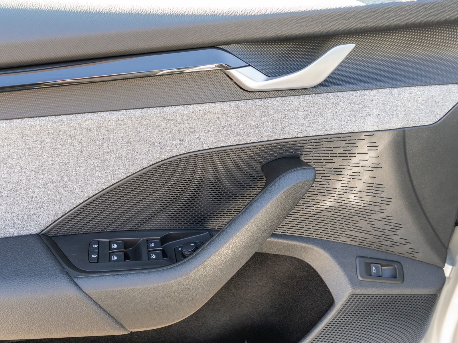 Fahrzeugabbildung SKODA Octavia Combi Selection 2.0TDI HUD PANO 360° SHZ