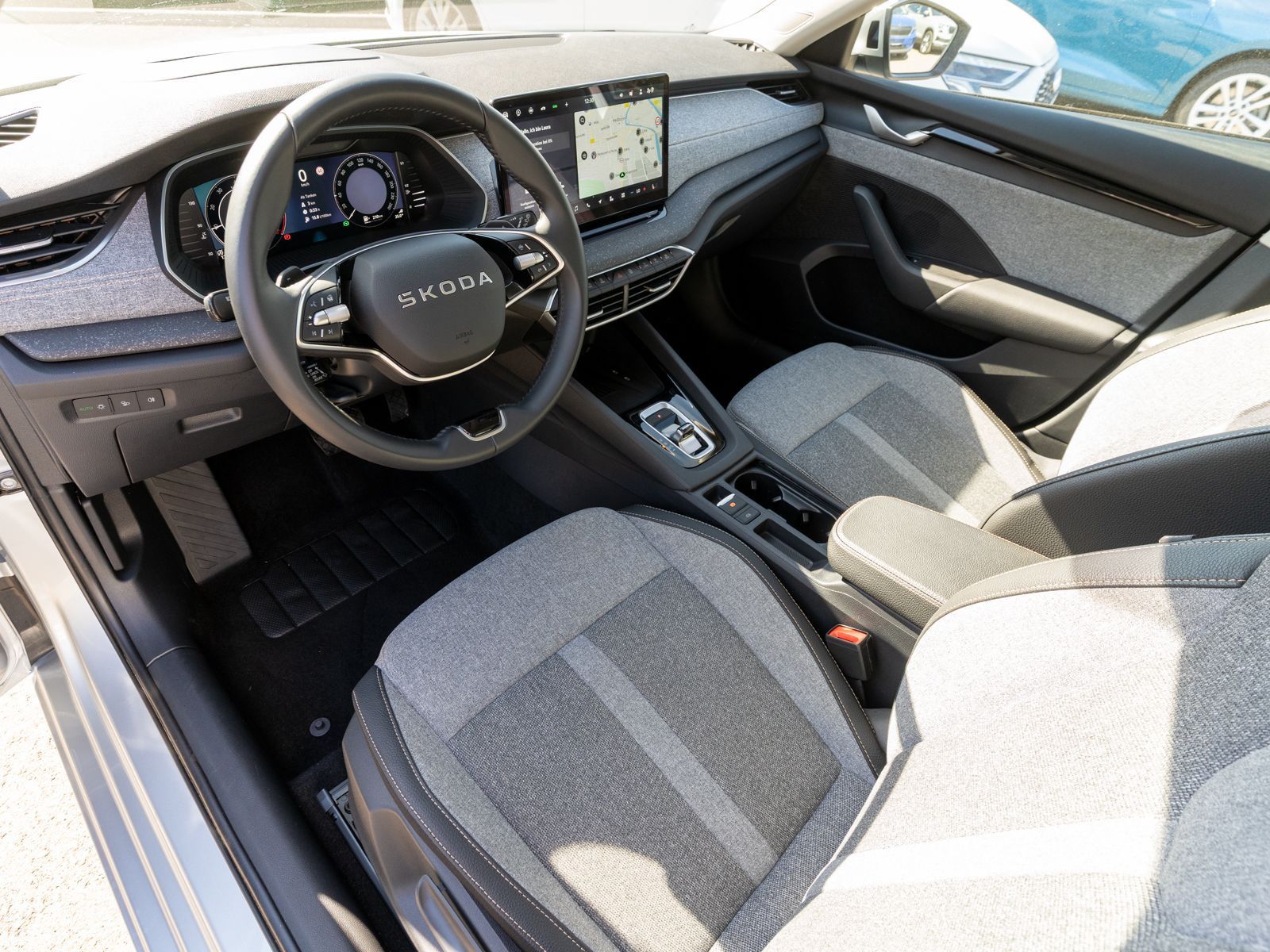 Fahrzeugabbildung SKODA Octavia Combi Selection 2.0TDI HUD PANO 360° SHZ