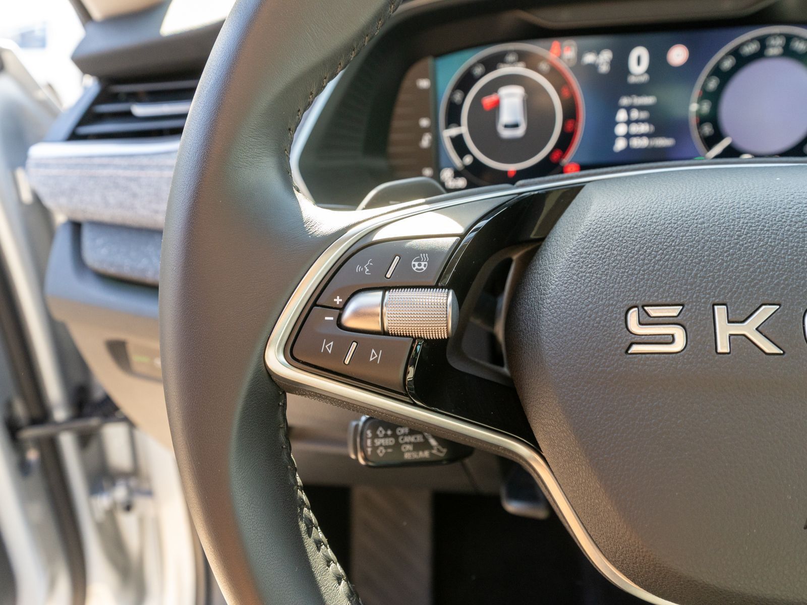 Fahrzeugabbildung SKODA Octavia Combi Selection 2.0TDI HUD PANO 360° SHZ