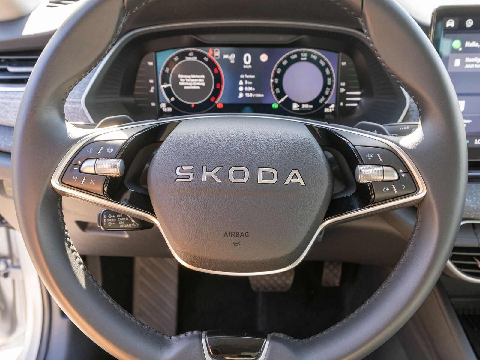 Fahrzeugabbildung SKODA Octavia Combi Selection 2.0TDI HUD PANO 360° SHZ