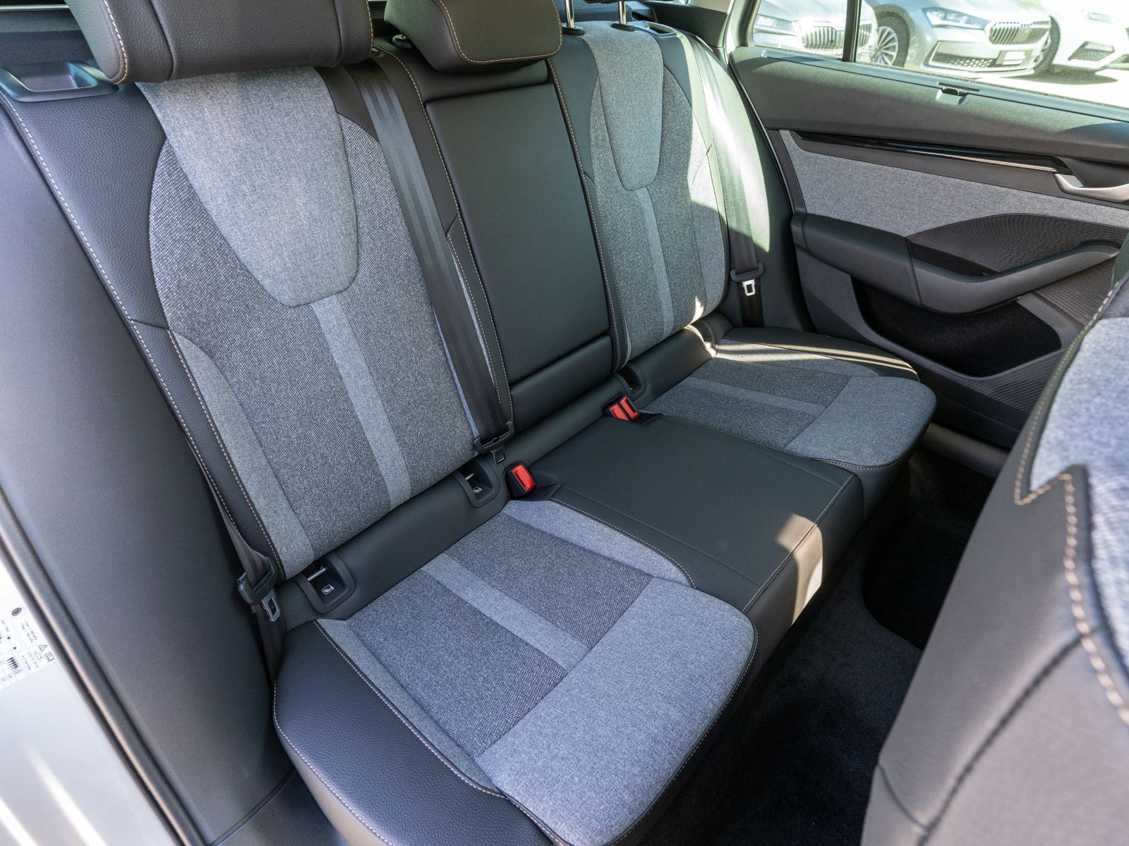 Fahrzeugabbildung SKODA Octavia Combi Selection 2.0TDI HUD PANO 360° SHZ
