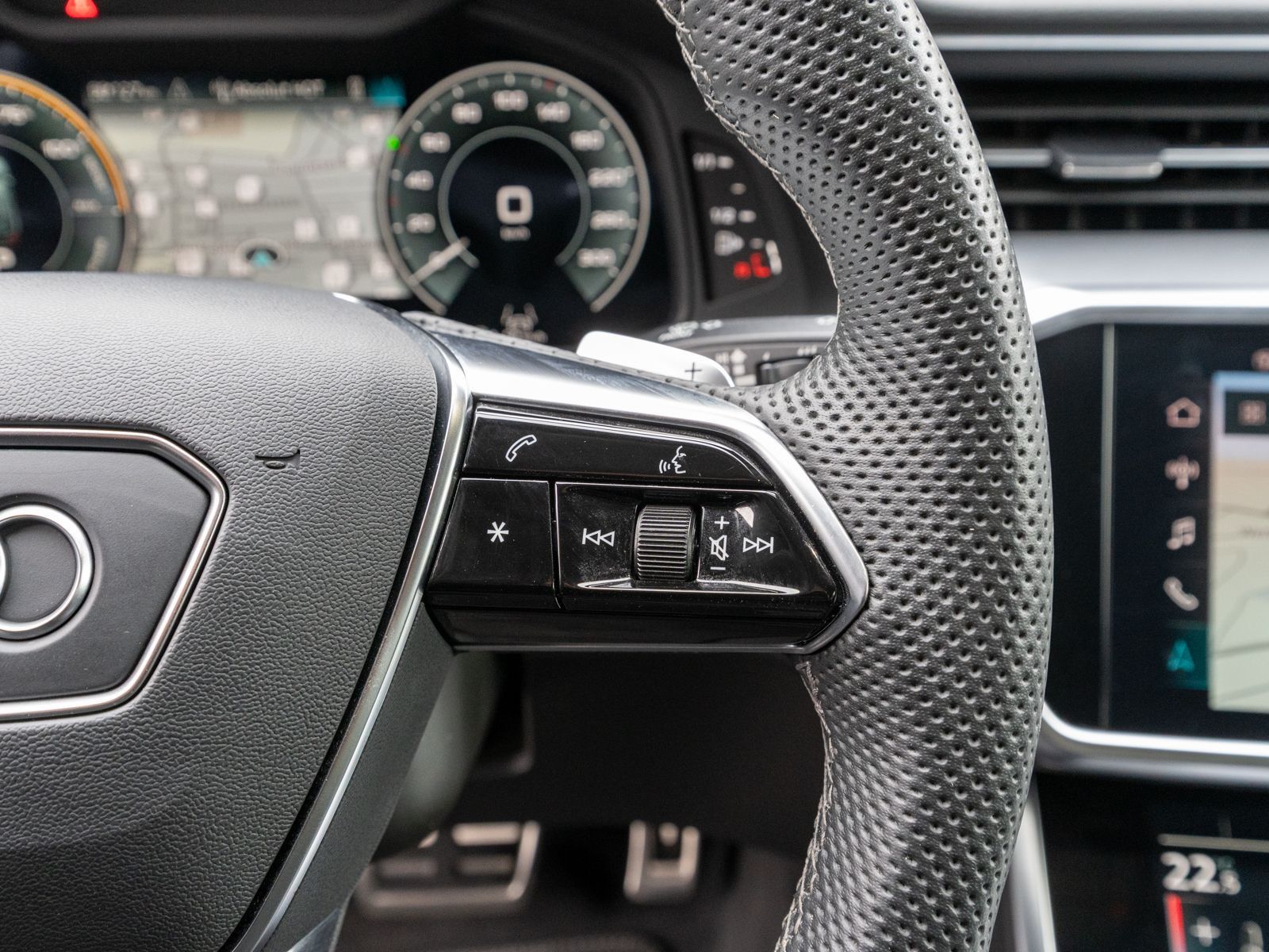Fahrzeugabbildung Audi A6 Avant S line 55TFSI e quattr NAVI MATRIX 360°