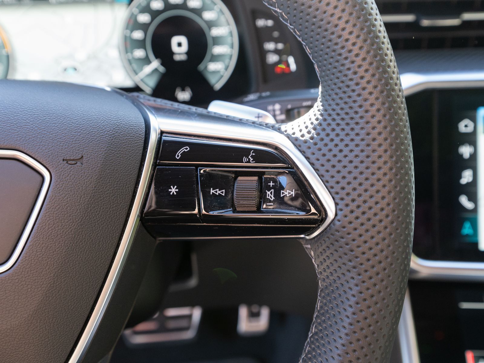 Fahrzeugabbildung Audi A6 Avant S line 55TFSI e quattr NAVI MATRIX PANO