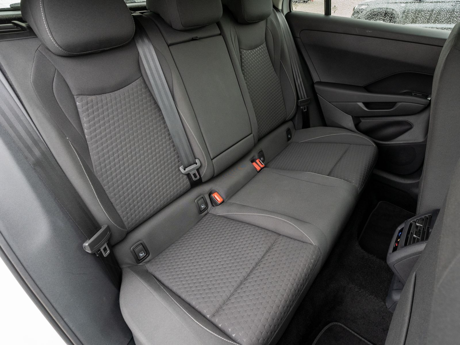 Fahrzeugabbildung Volkswagen T-Roc Life 1.5 TSI DSG LED Navi RFK ACC PDC SHZ