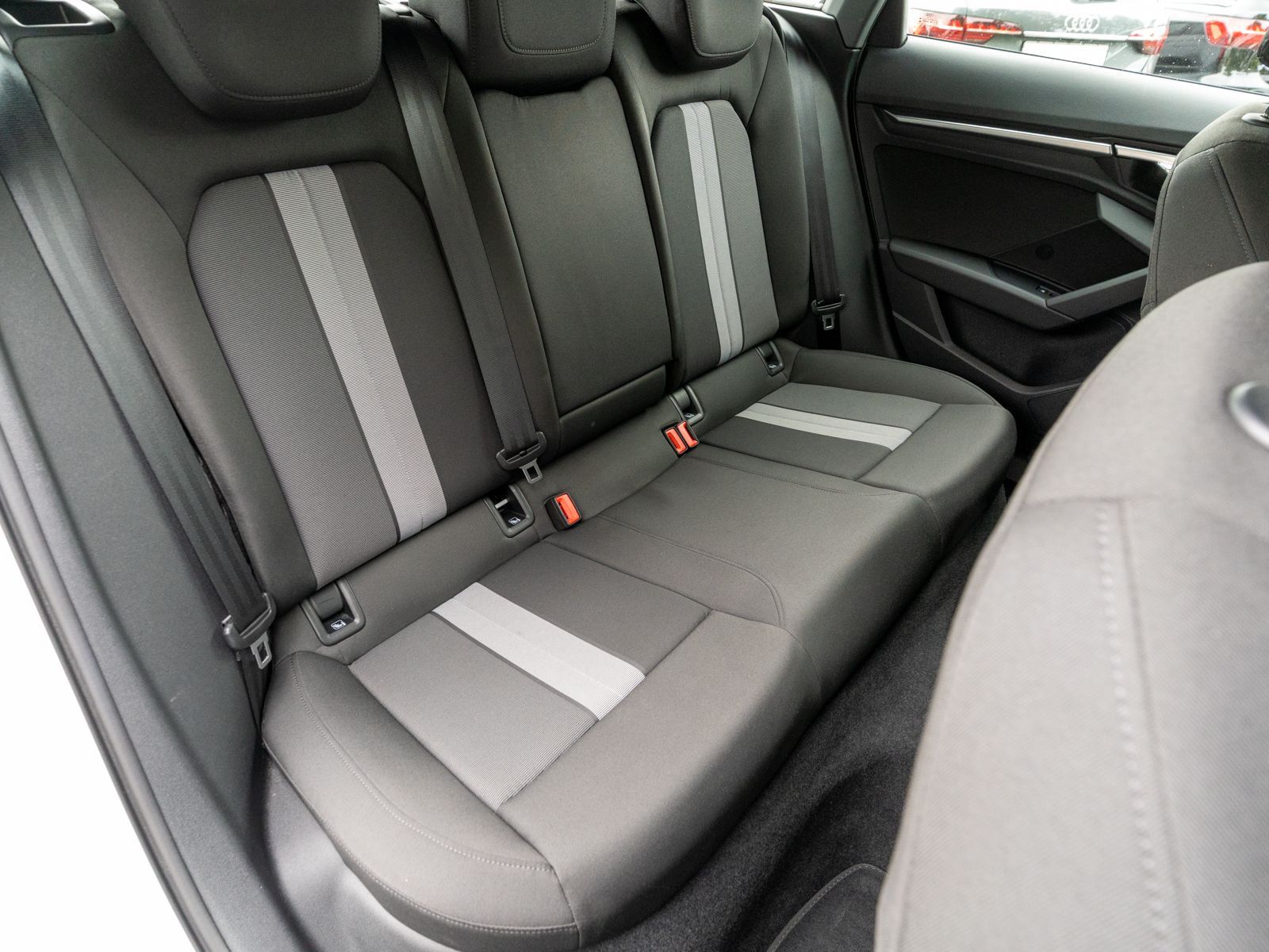 Fahrzeugabbildung Audi A3 Sportback S line 35TDI NAVI LED RFK PDC AHK