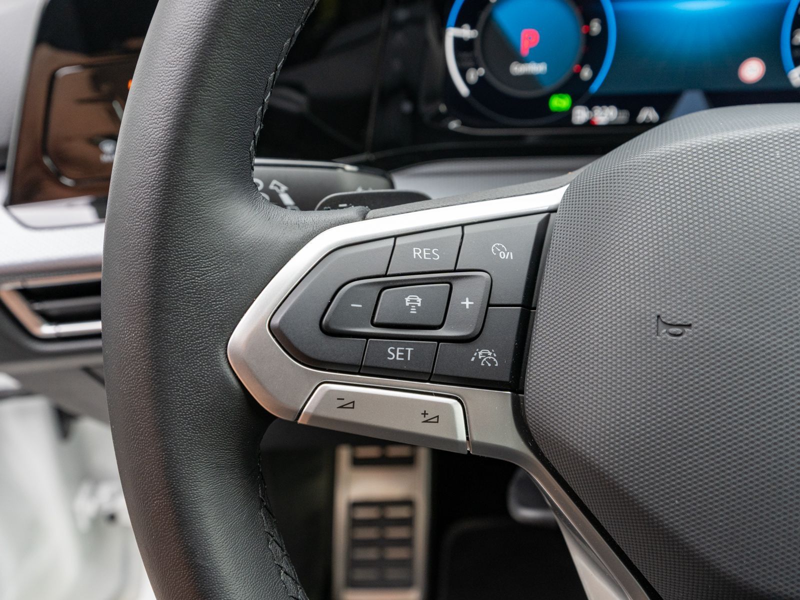 Fahrzeugabbildung Volkswagen Golf Variant Active 2.0 TDI DSG LED Navi AHK RFK
