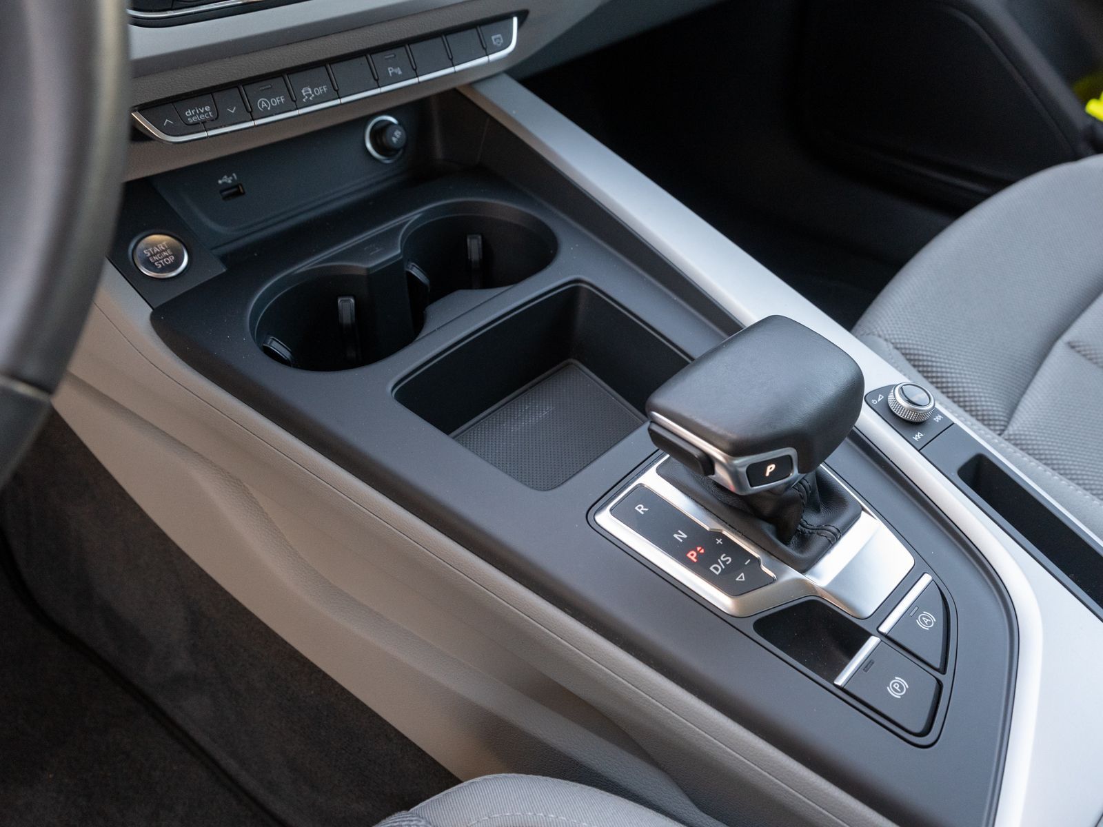 Fahrzeugabbildung Audi A4 Avant 40TDI NAVI MATRIX RFK AHK SHZ PDC ACC