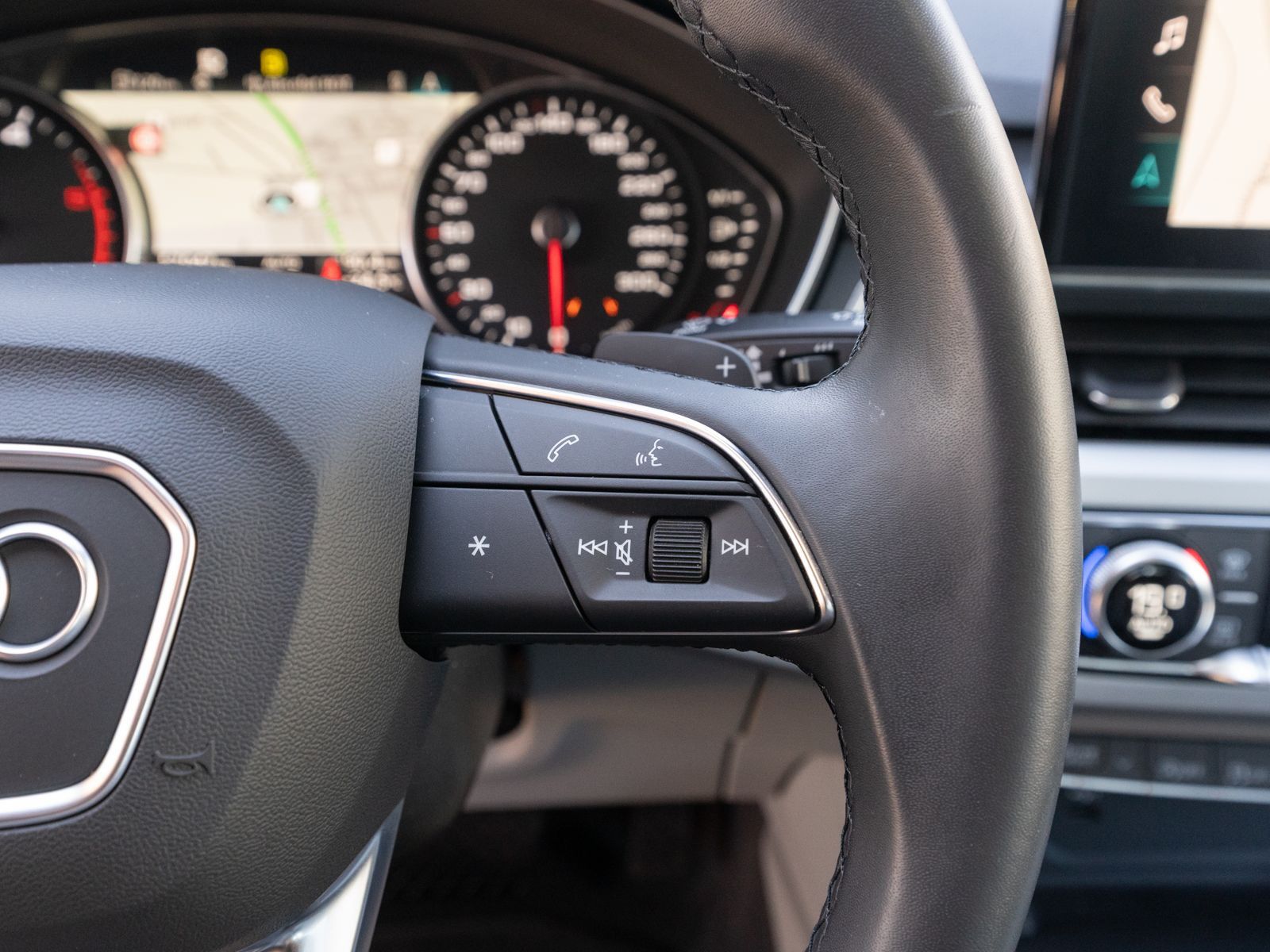 Fahrzeugabbildung Audi A4 Avant 40TDI NAVI MATRIX RFK AHK SHZ PDC ACC