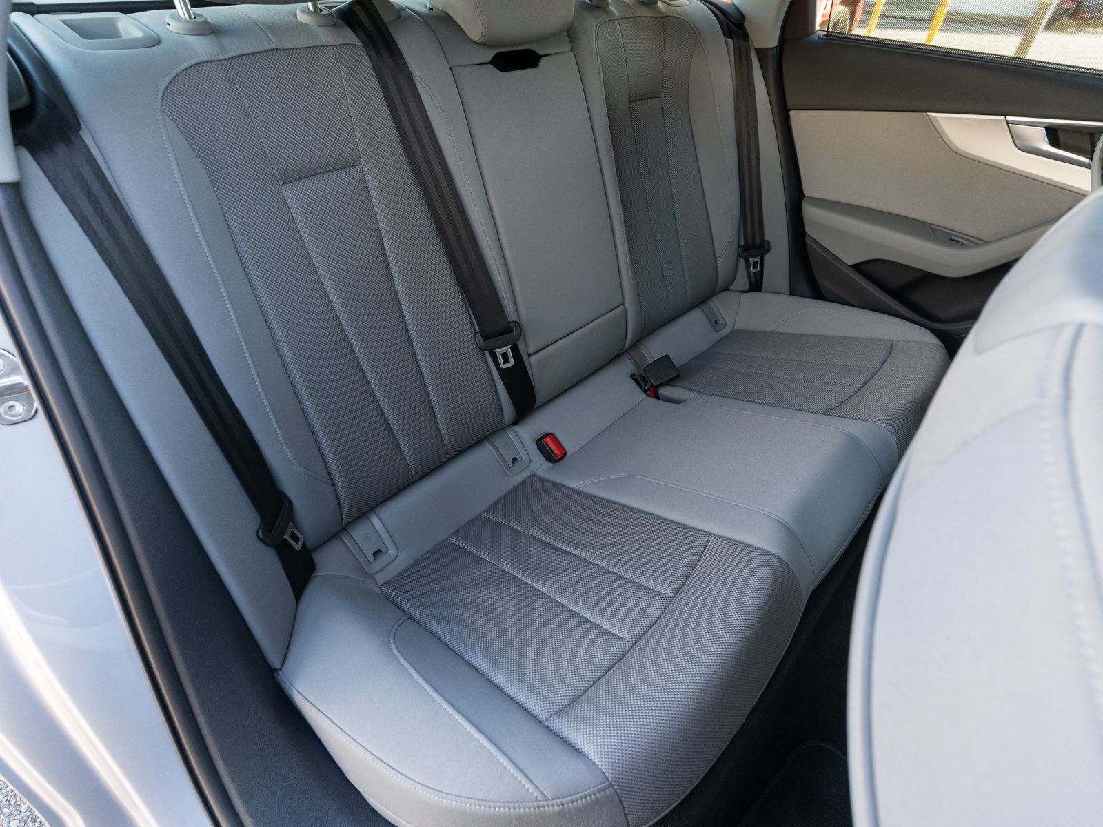 Fahrzeugabbildung Audi A4 Avant 40TDI NAVI MATRIX RFK AHK SHZ PDC ACC