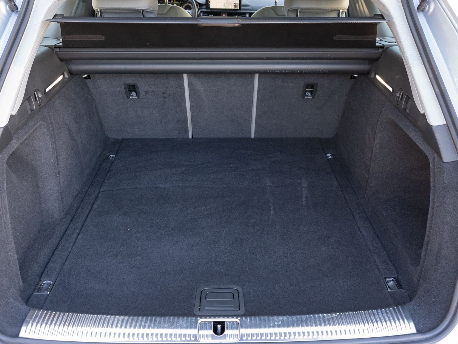 Fahrzeugabbildung Audi A4 Avant 40TDI NAVI MATRIX RFK AHK SHZ PDC ACC