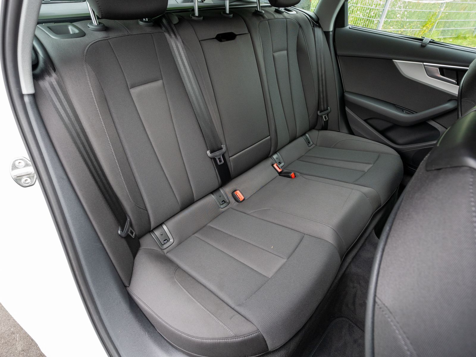 Fahrzeugabbildung Audi A4 Avant S line 40TDI NAVI MATRIX STANDHZ PANO