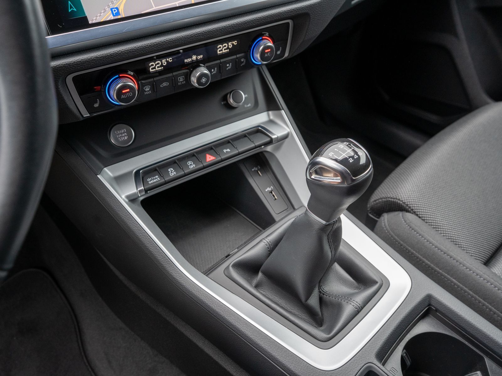 Fahrzeugabbildung Audi Q3 S line 35 TFSI NAVI LED STDHZ PDC SHZ VC